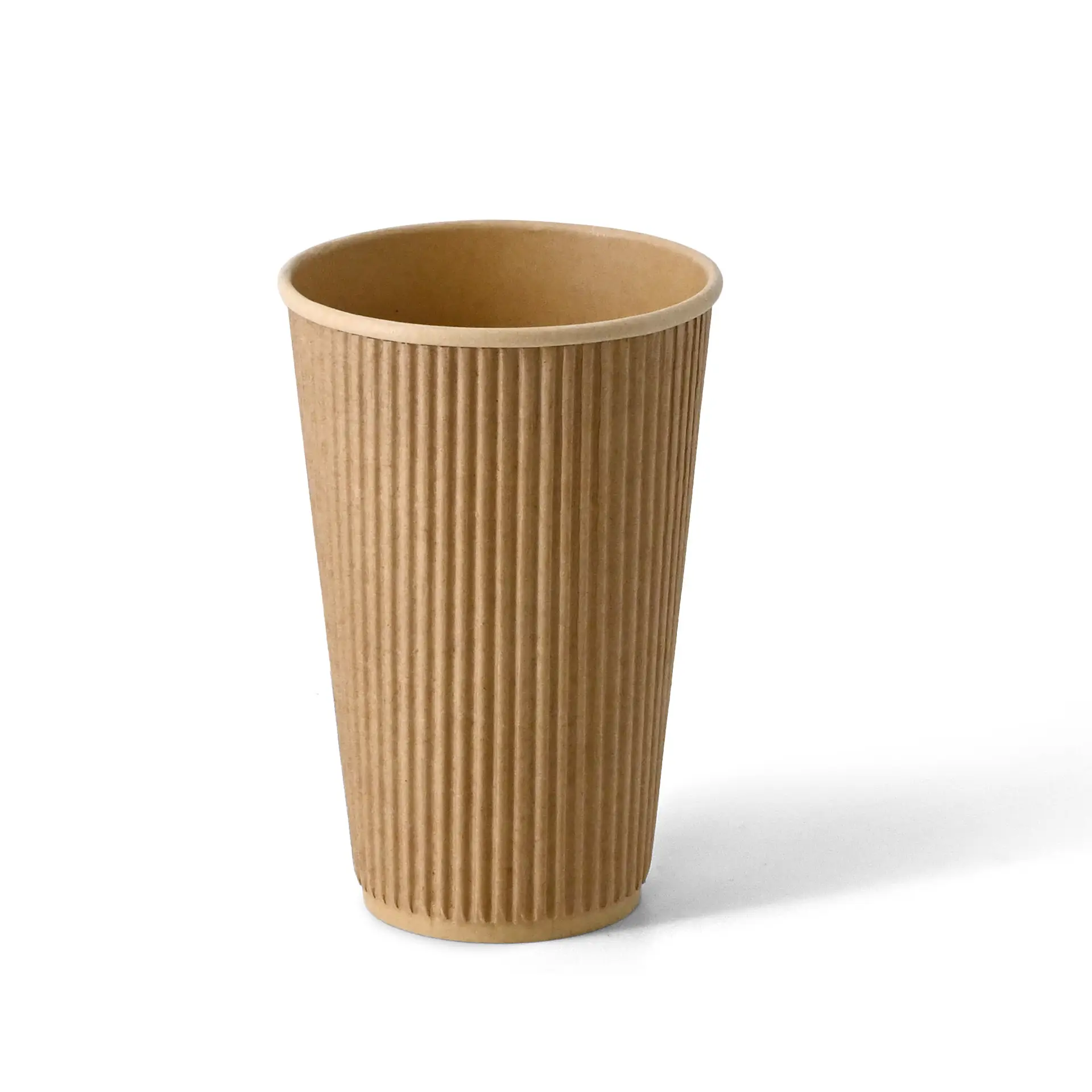 Brauner Einwegkaffee-Becher mit dreifacher Wandung und gerippter Oberfläche, für heiße Getränke, mit PLA-Innenbeschichtung.