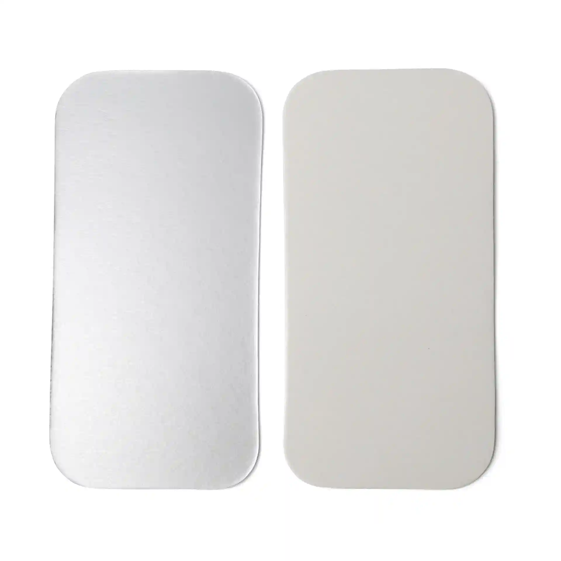 Image of two rectangular aluminium lids, one silver and one white, for a 900 ml container.