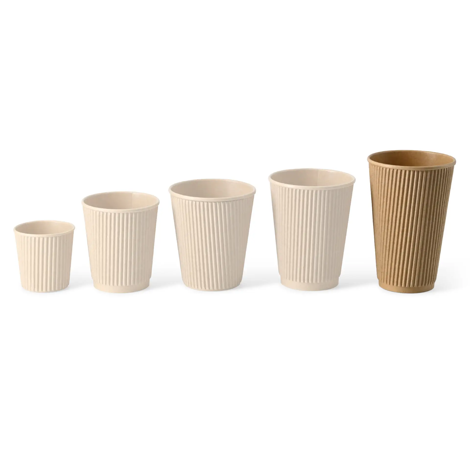 Set aus fünf isolierten Einwegbechern in verschiedenen Größen, mit geriffelten Design und einem beige-braunen Farbverlauf.