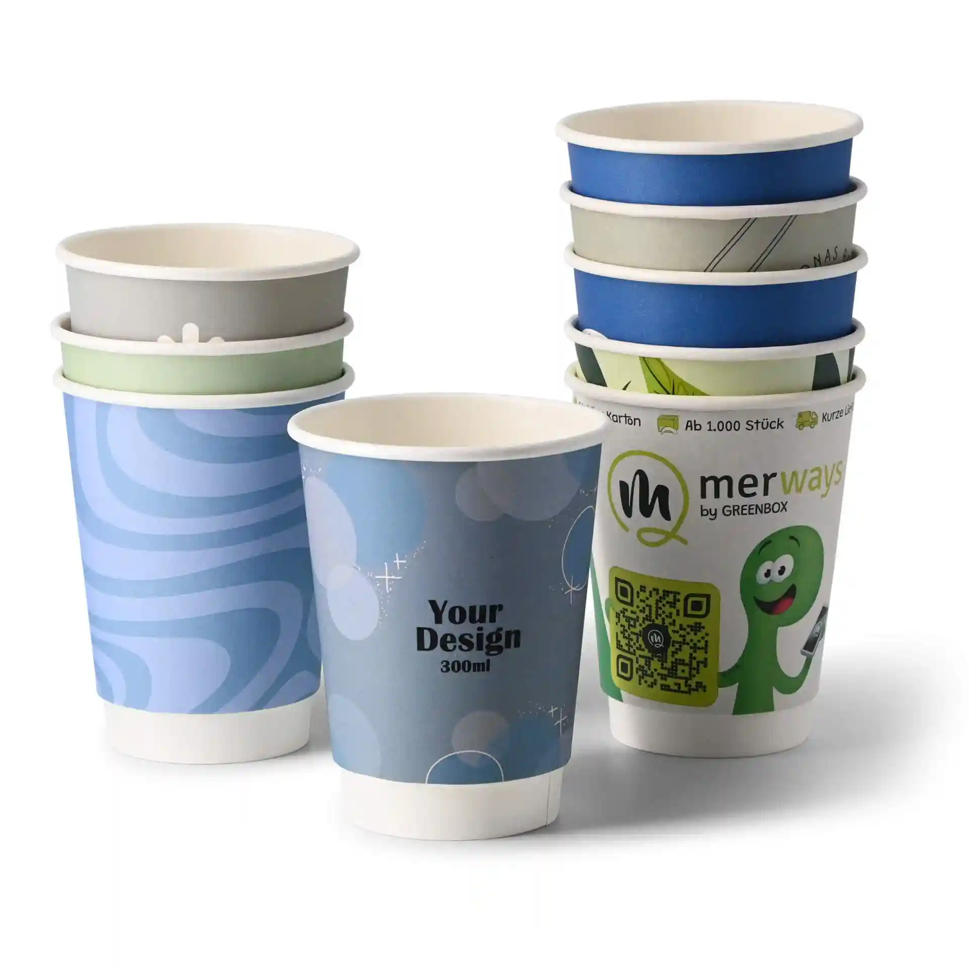 Stapel von individuell bedruckten Bechern in verschiedenen Designs, darunter ein blauer Becher mit Etikett und ein grüner Becher mit Figur.