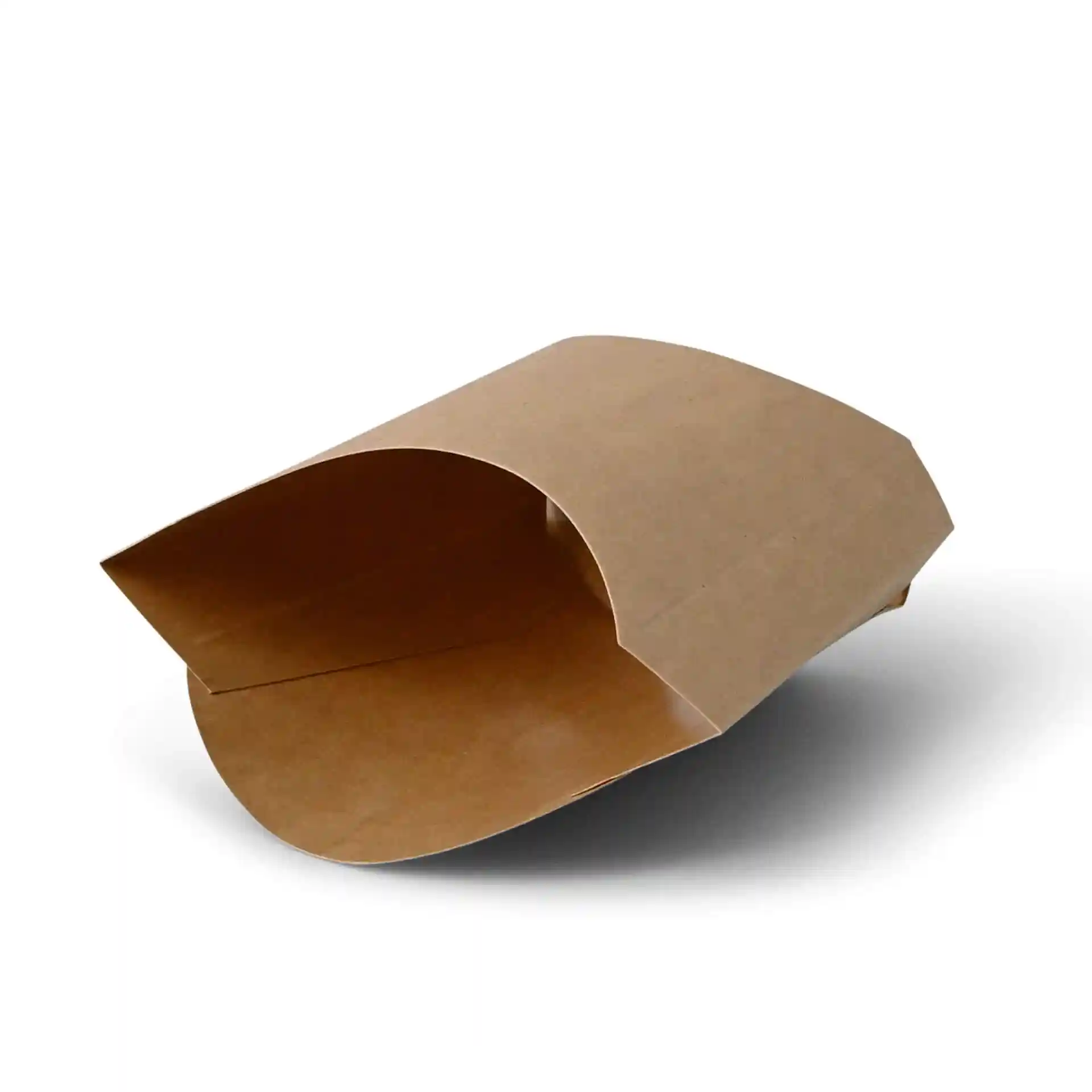 Brauner Pappbecher mit offenem oberen Ende, 8,5 x 5 x 9,5 cm, auf einem einfarbigen Hintergrund.
