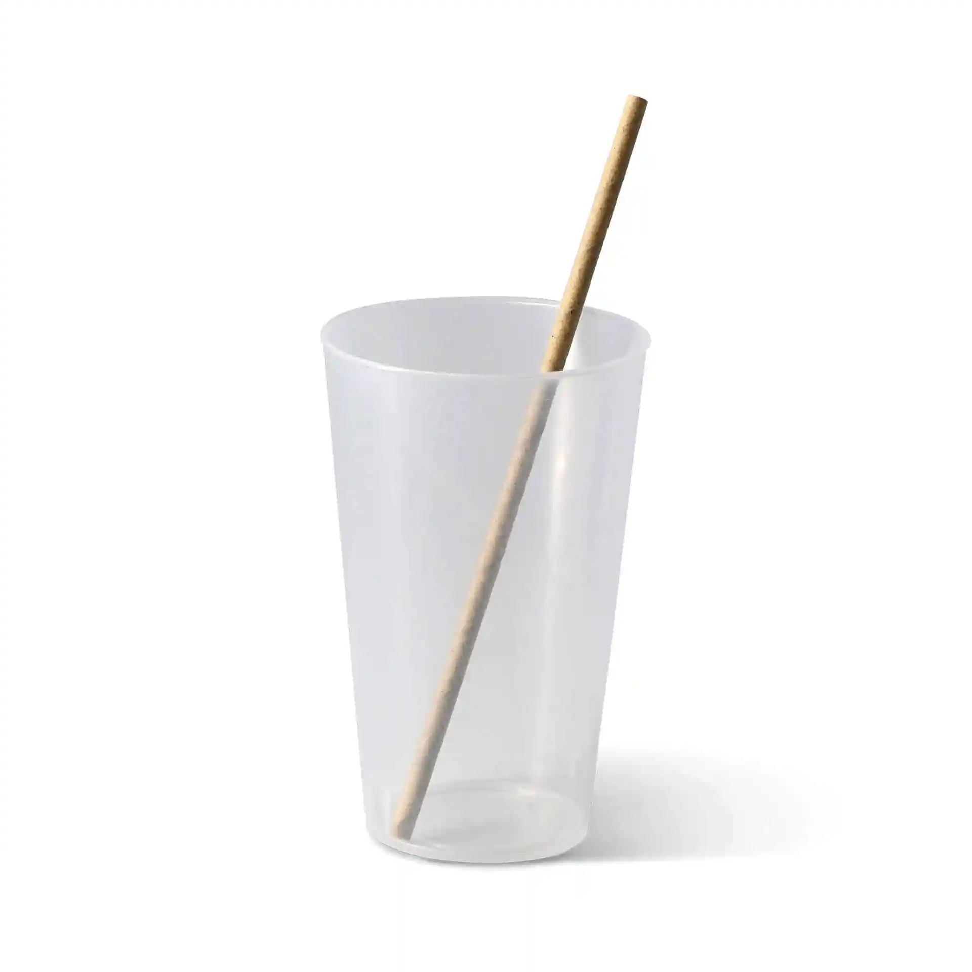 Transparenter wiederverwendbarer Becher mit einem Durchmesser von 85 mm und einem Papierstrohhalm darin.