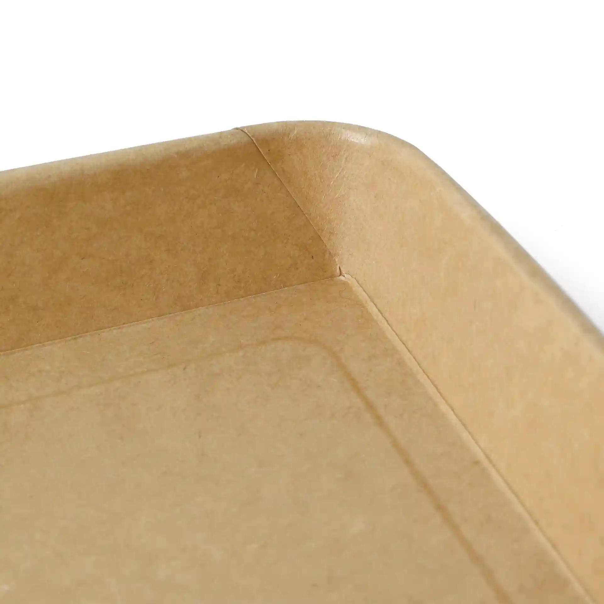 Nahaufnahme einer braunen, PE-beschichteten Sushi-Box mit sichtbarem Ecken- und Kantendetail.