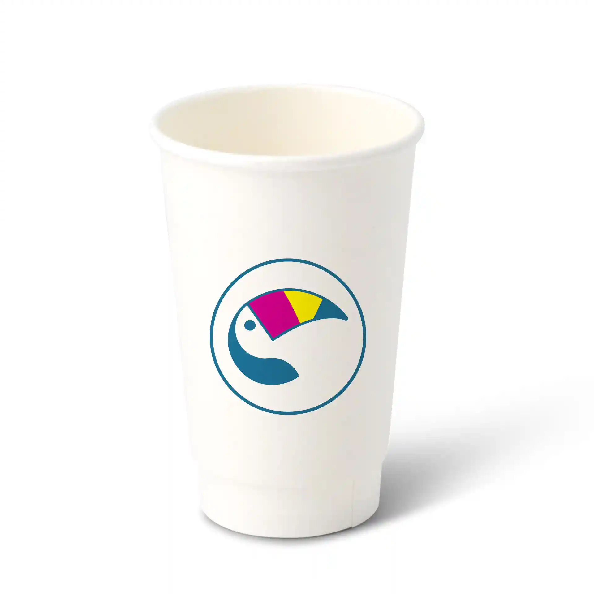 Weißer doppelwandiger Pappbecher mit einem runden Logo, das ein stilisiertes Vogeldesign in Blau, Pink und Gelb zeigt.