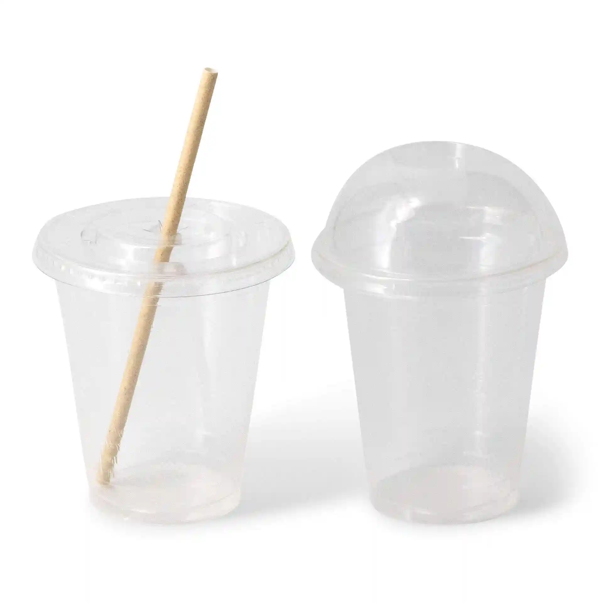 Transparente 12 oz Plastikbecher mit einem Strohhalm, einer mit flachem Deckel und einer mit Kuppeldeckel, auf weißem Hintergrund.