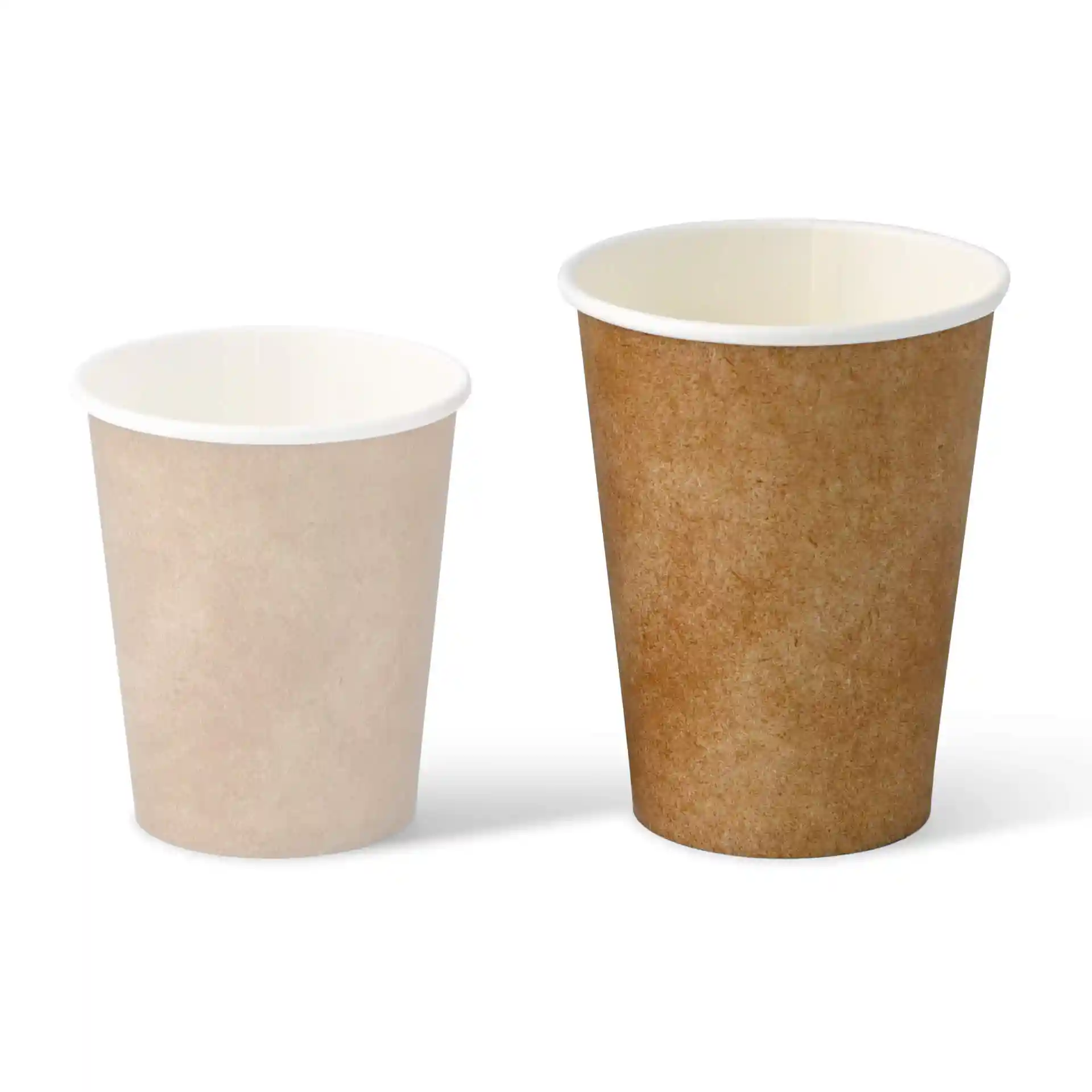 Zwei Pappbecher, einer braun mit weißem Innenfutter und einer beige, nebeneinander präsentiert.