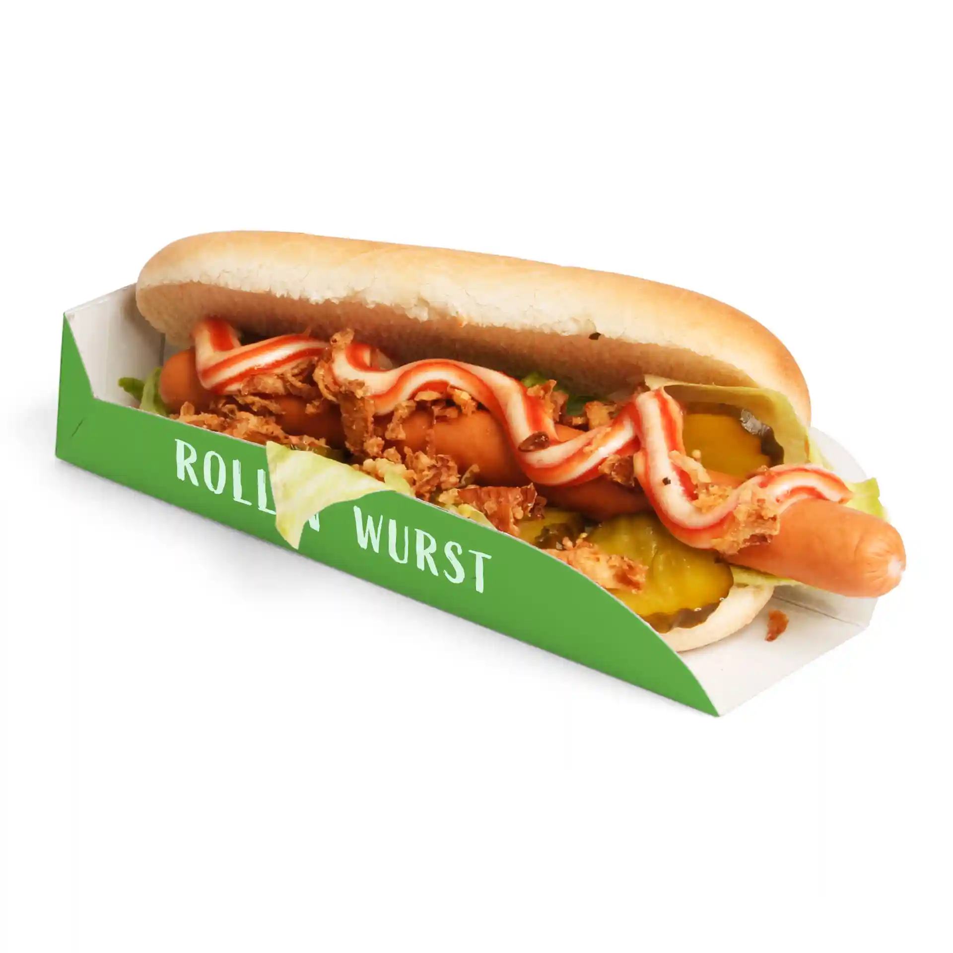 Hotdog im Brötchen mit Gurken, Salat und Sauce, serviert in einer weiß-grünen Verpackung.