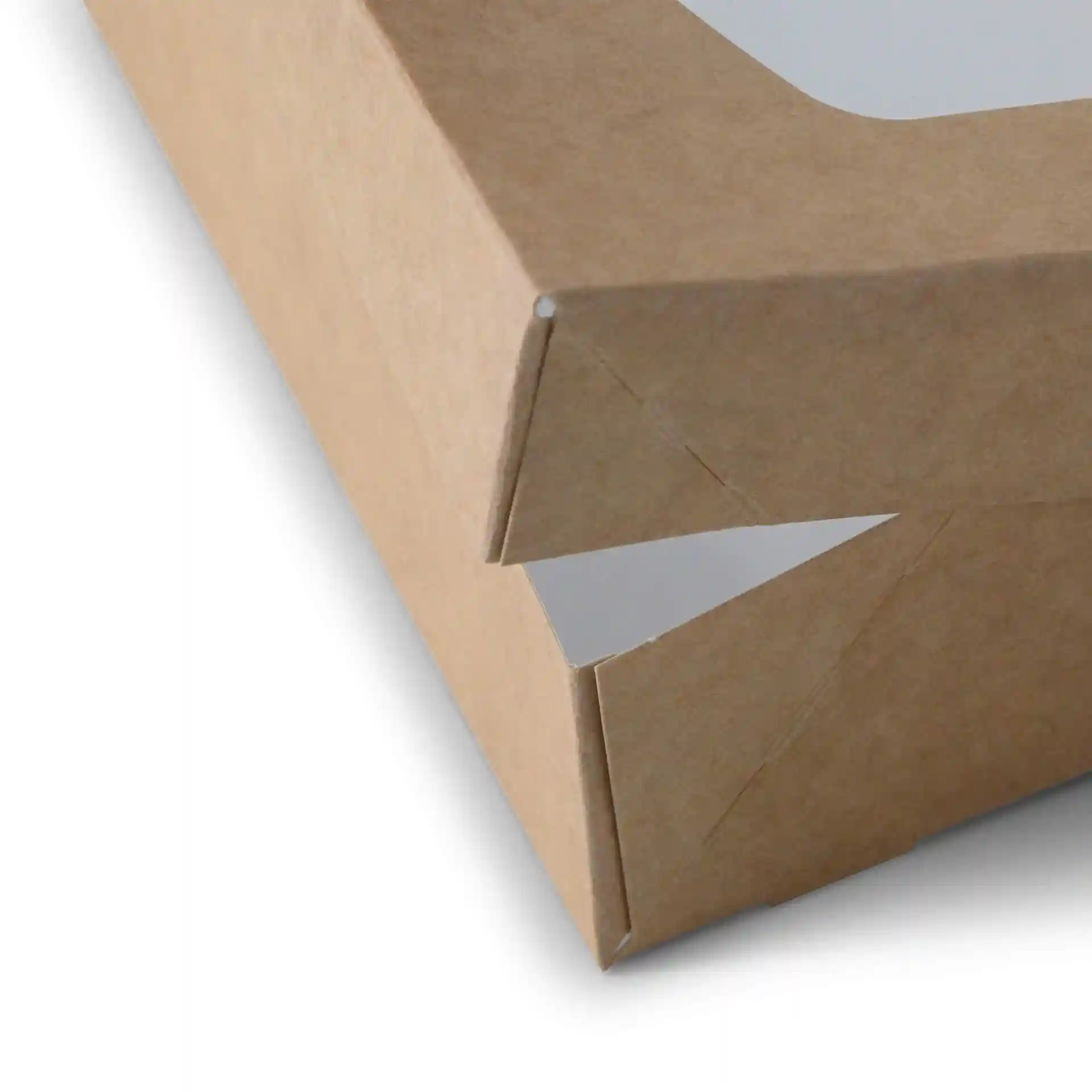 Nahaufnahme einer braunen Kartonfensterbox mit weißem Innenraum, die eine Ecke mit einem dreieckigen Ausschnitt zeigt.