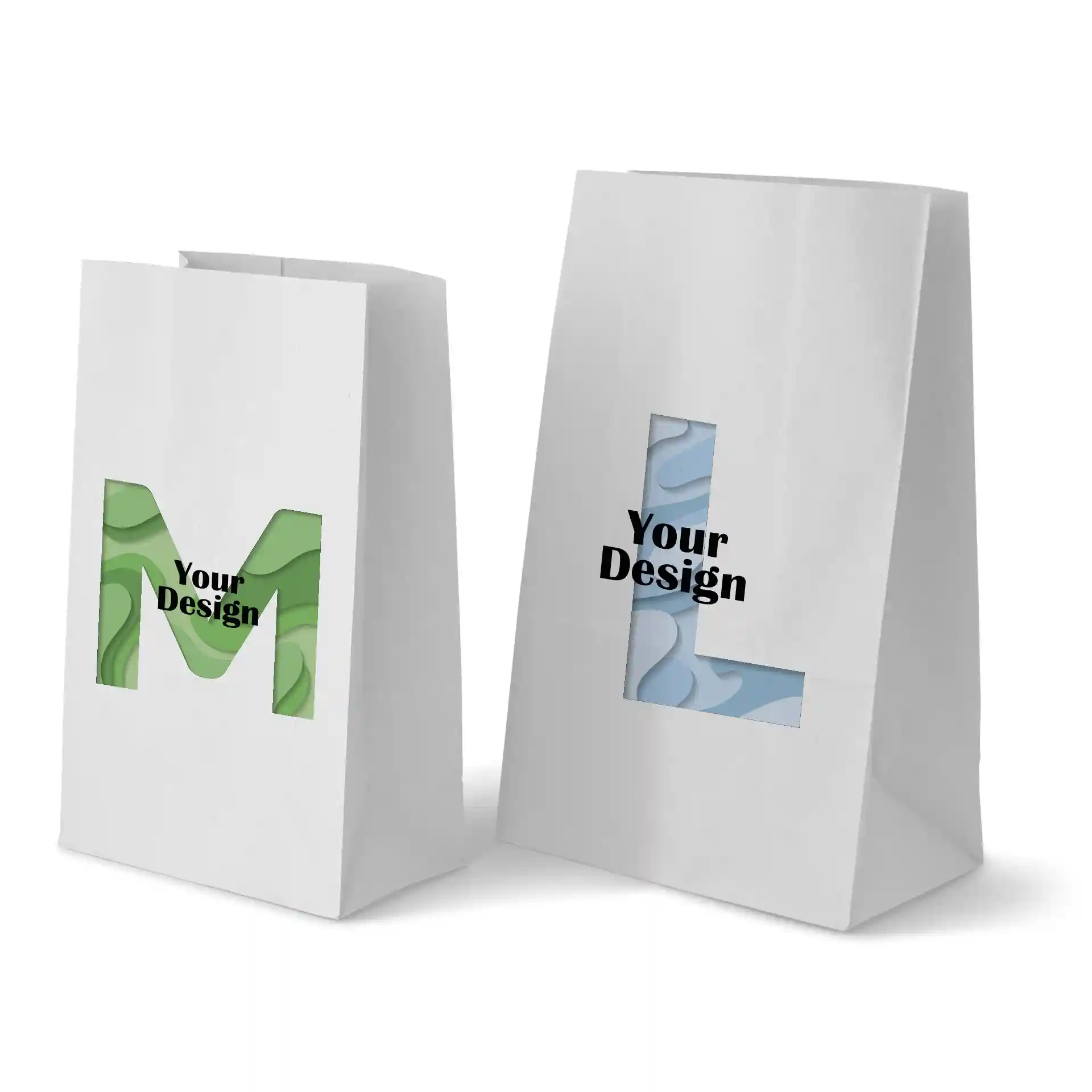 Zwei weiße bedruckte Papiertüten ohne Henkel, eine mit grünem 'M' und die andere mit blauem 'L'-Design.