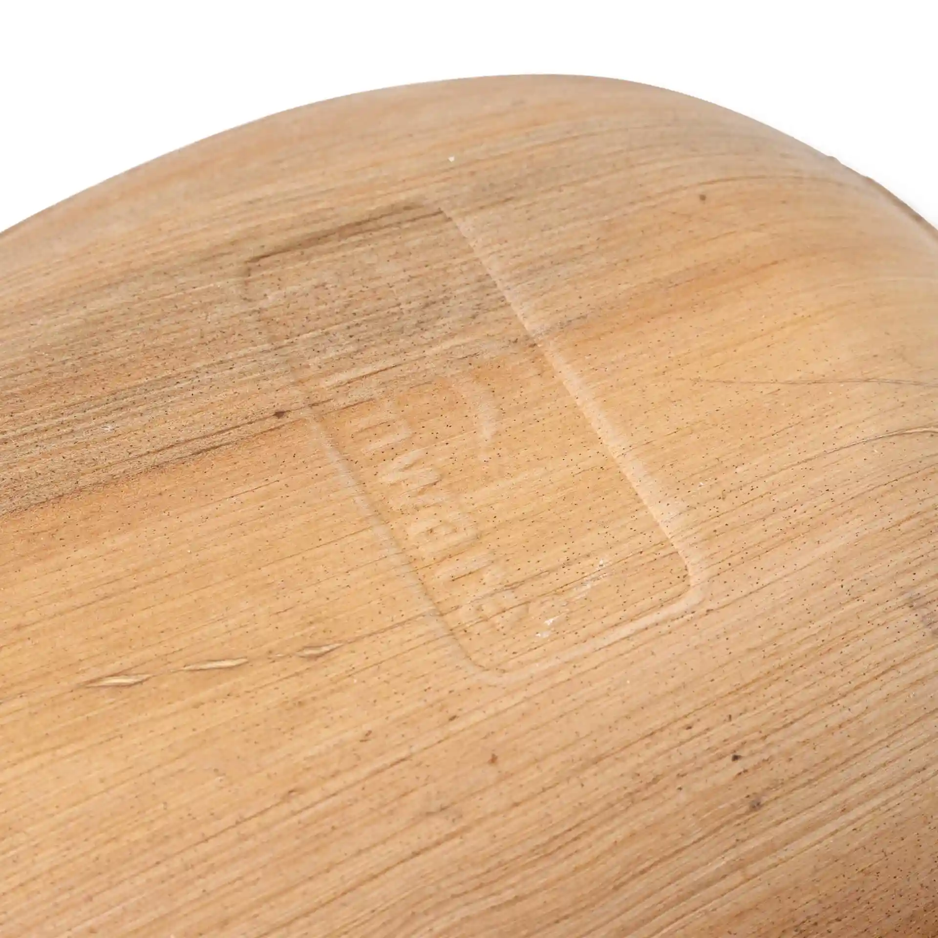 Nahaufnahme eines Palmblatt-Tellers mit sichtbarem Logo-Abdruck auf der Oberfläche, der eine natürliche Holzmaserung zeigt.
