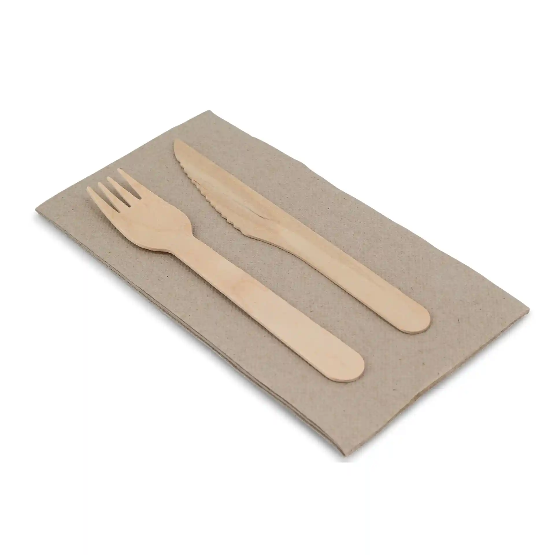 Set aus Holzbesteck mit einer Gabel und einem Messer auf einer rechteckigen ungebleichten Papierserviette.