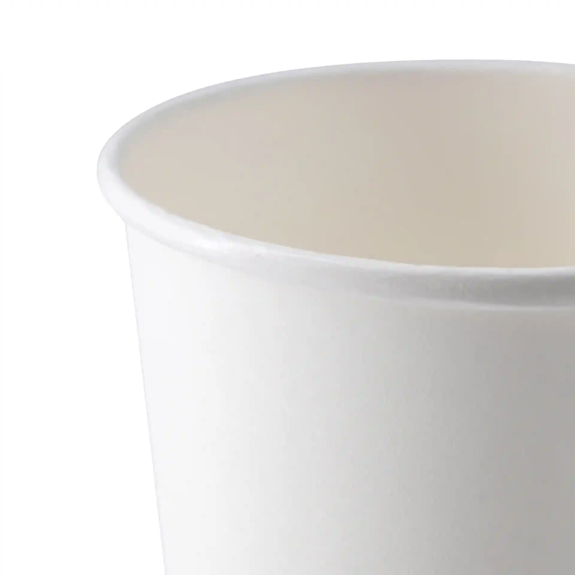 Close-up of a white cardboard soup cup with a diameter of 115 mm and an eco-friendly coating.