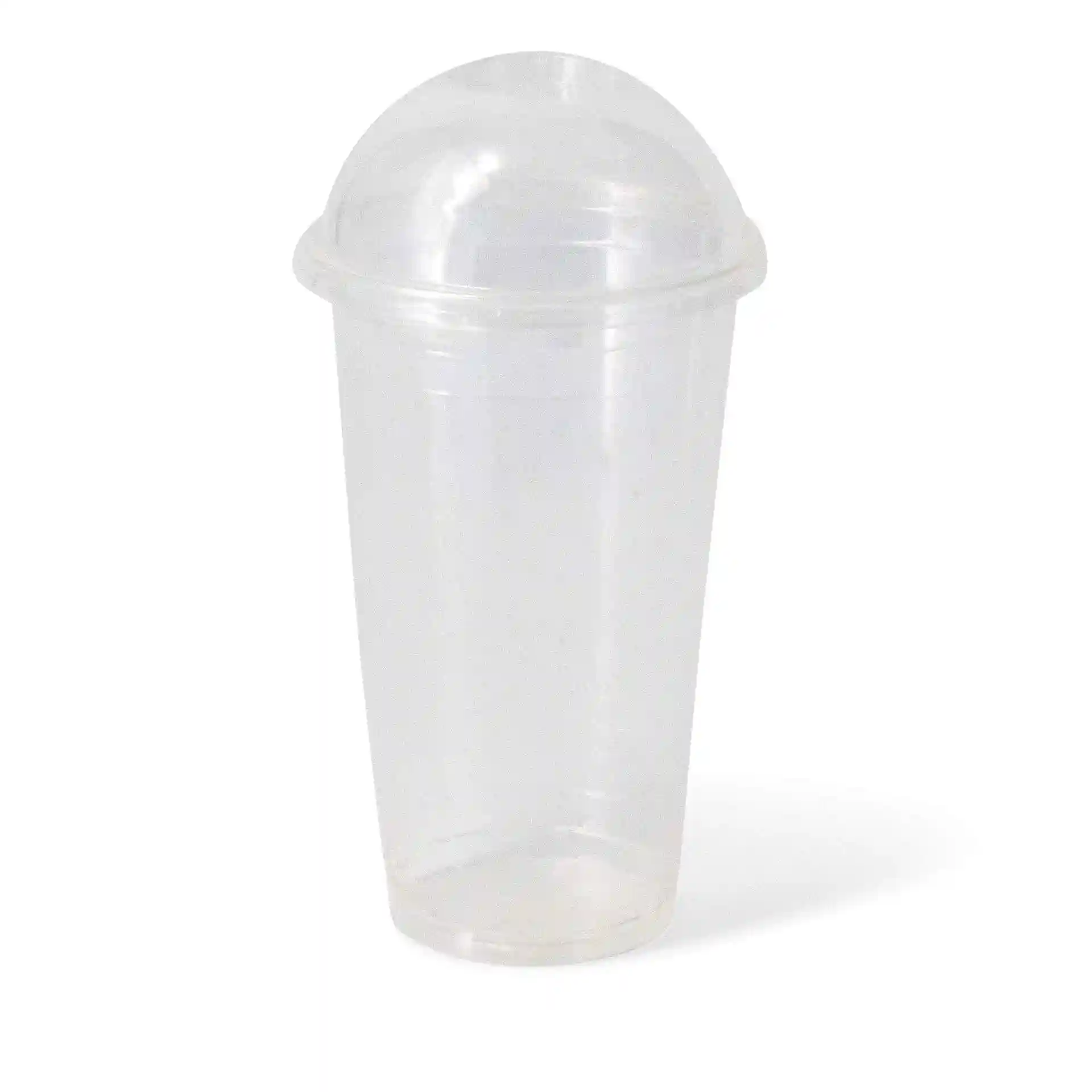 Transparenter 20 oz Plastikbecher mit einem Kuppeldeckel, 150 mm hoch und 95 mm Durchmesser oben.