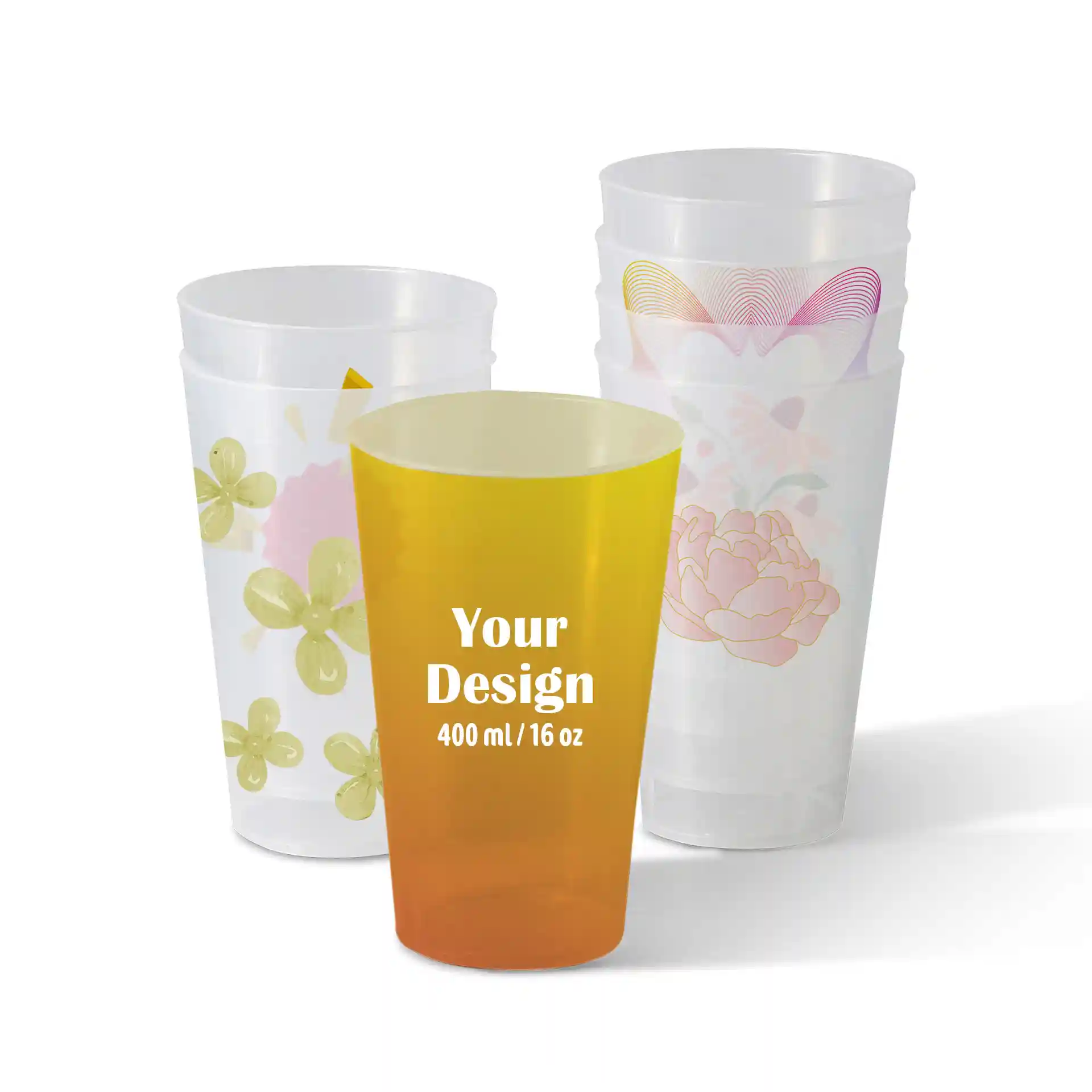 Klarer wiederverwendbarer Becher mit floralen Designs, ein solider gelber Becher vorne und drei transparente Becher dahinter.