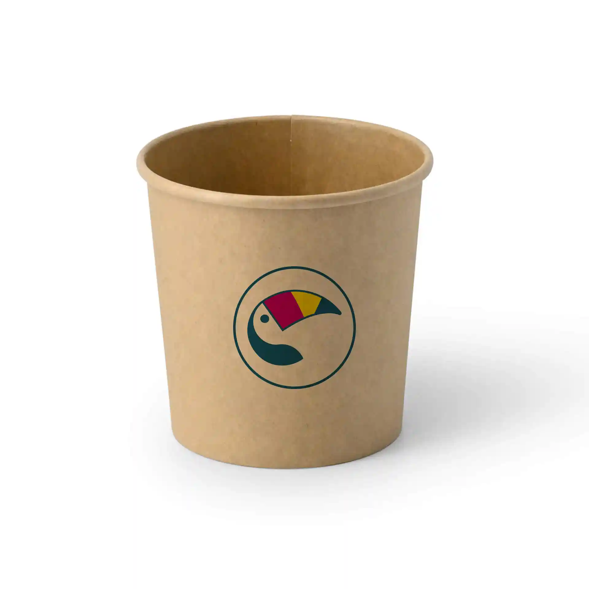 Brauner Pappbecher für Eis mit runder Form und buntem Tukan-Logo auf der Vorderseite.