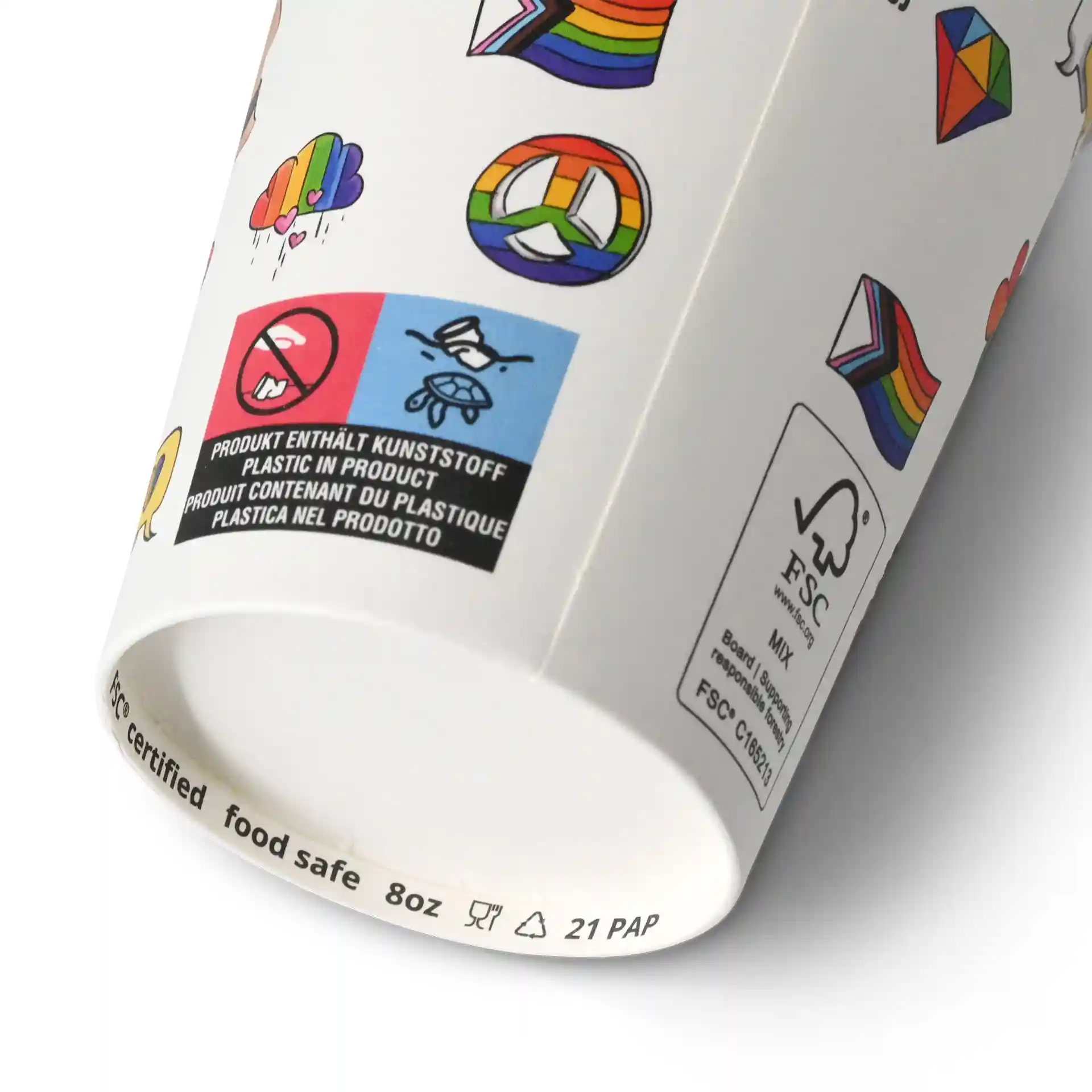 Weißer Becher mit gedruckten Designs, einschließlich Regenbögen und Symbolen, mit einem blauen Etikett und Zertifizierungszeichen.