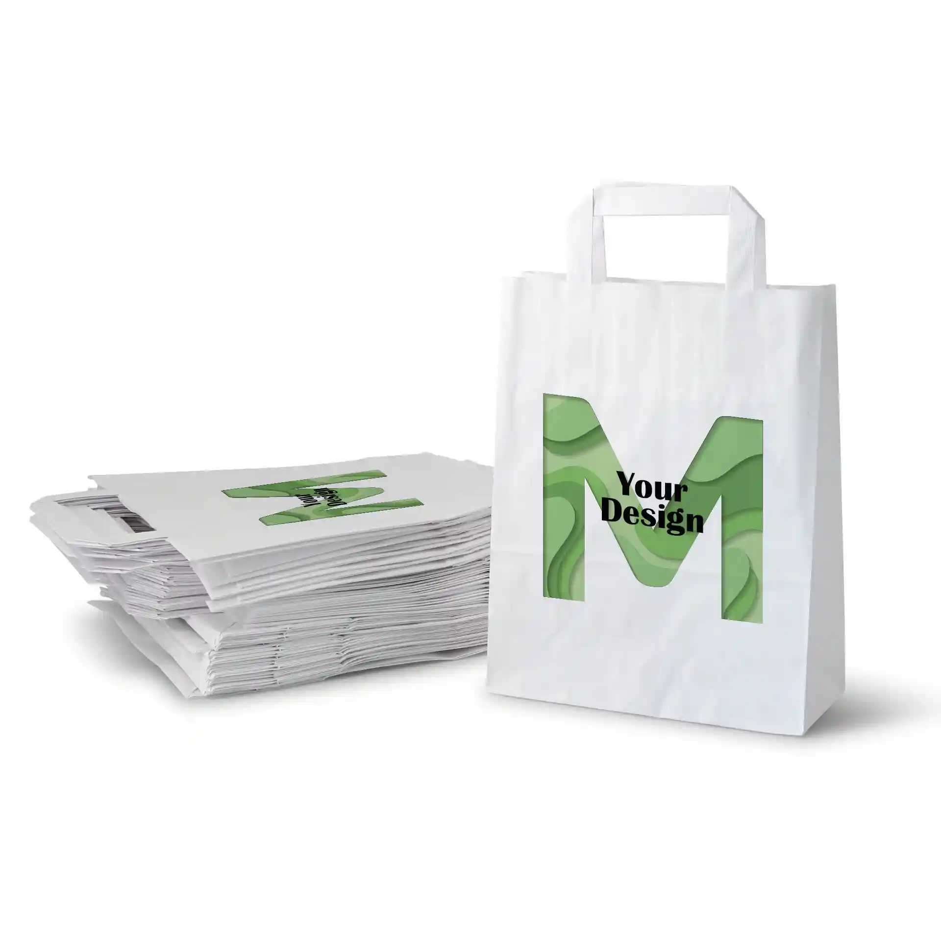 Weiße Tragetasche mit grünem Design, das den Buchstaben 'M' und den Text 'Dein Design' zeigt, neben einem Stapel flacher Taschen.