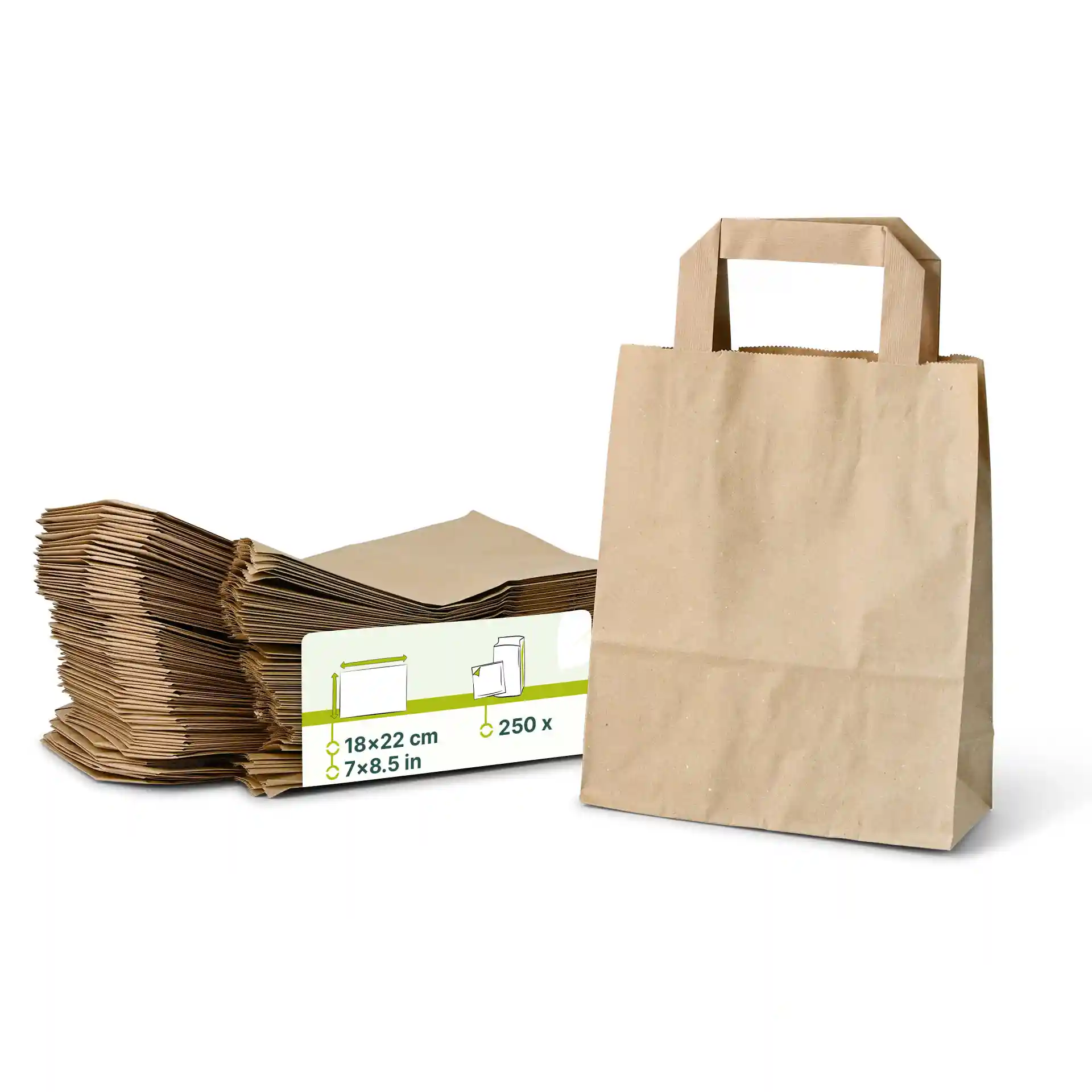 Braune Papiertasche mit flachem Griff, neben einem Stapel ähnlicher Taschen, auf weißem Hintergrund.