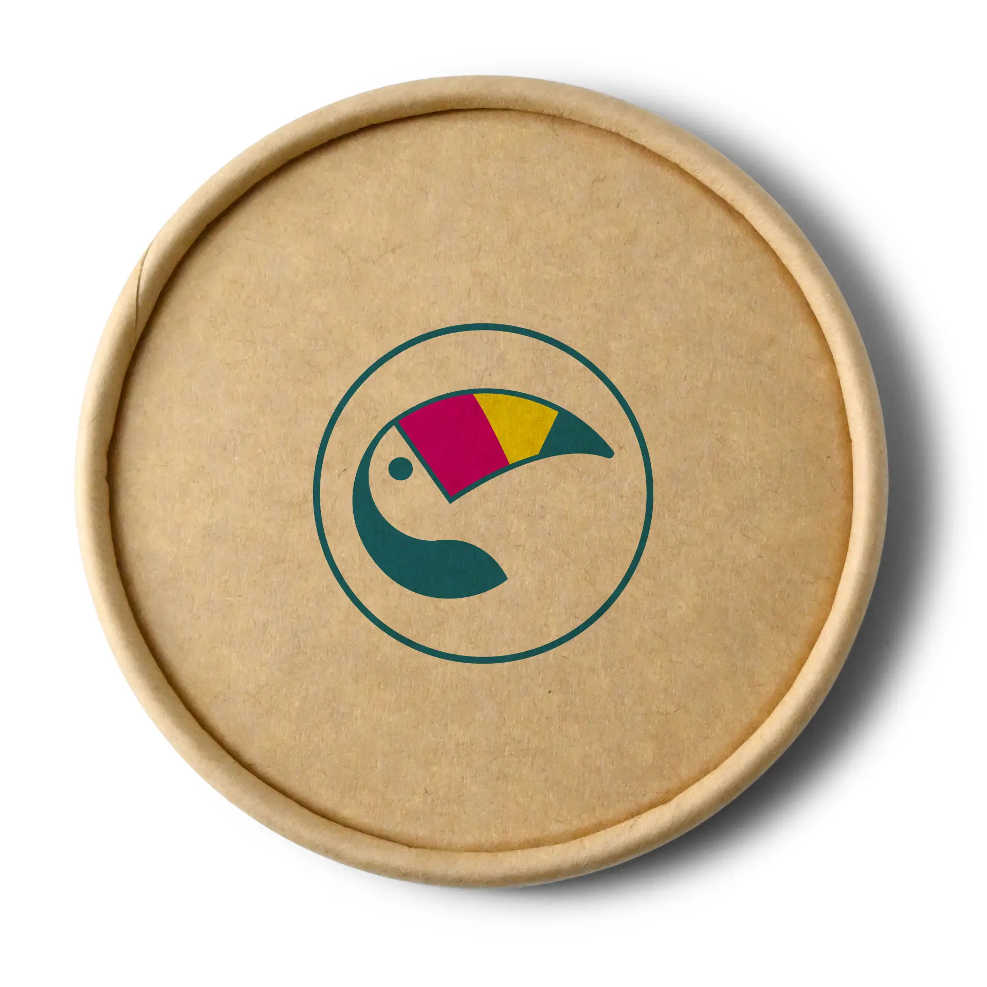 Brauner Pappdeckel für Becher mit einem bunten Tukanklogo, geeignet für kalte und heiße Speisen.