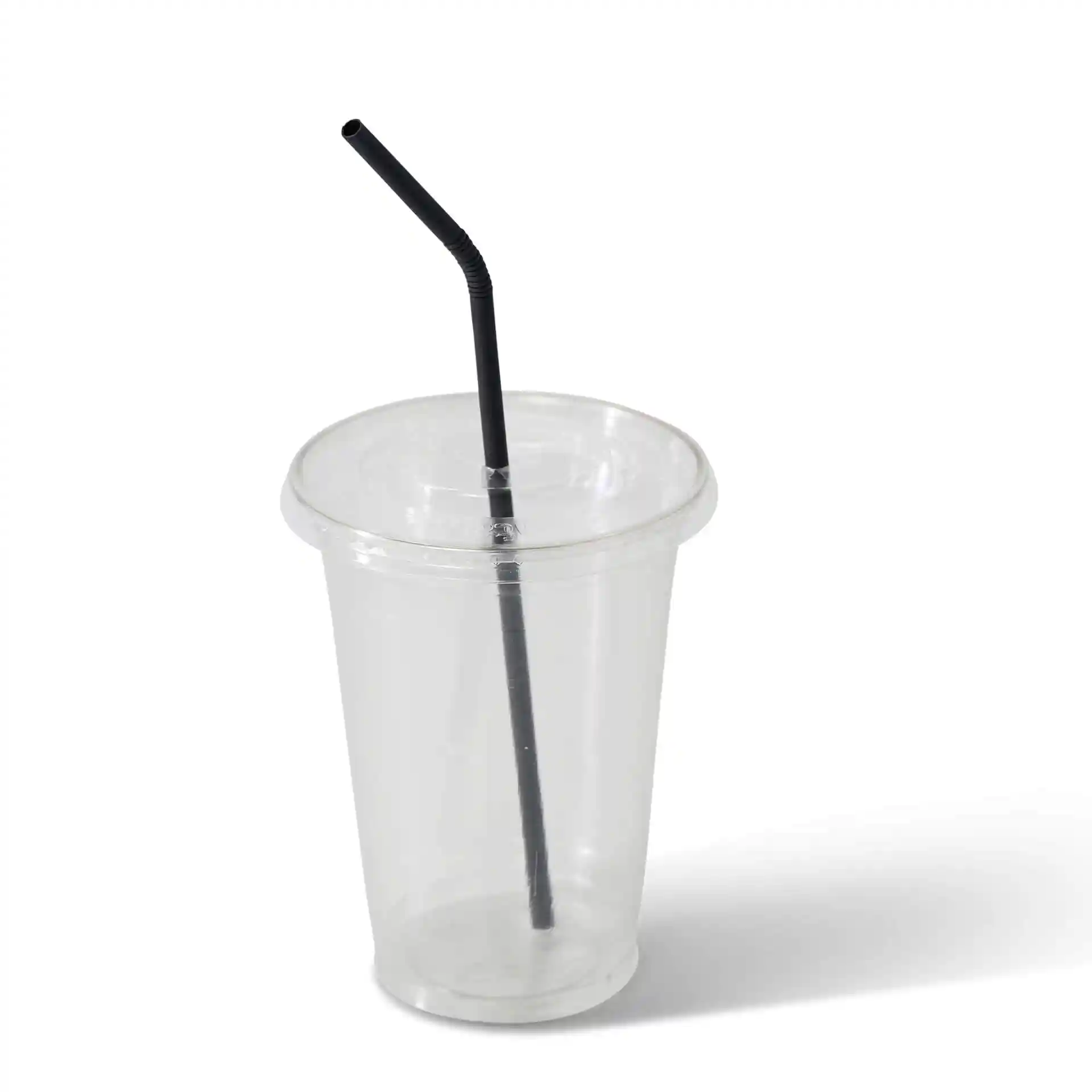 Klarer Plastikbecher mit einem schwarzen flexiblen Papierstrohhalm.