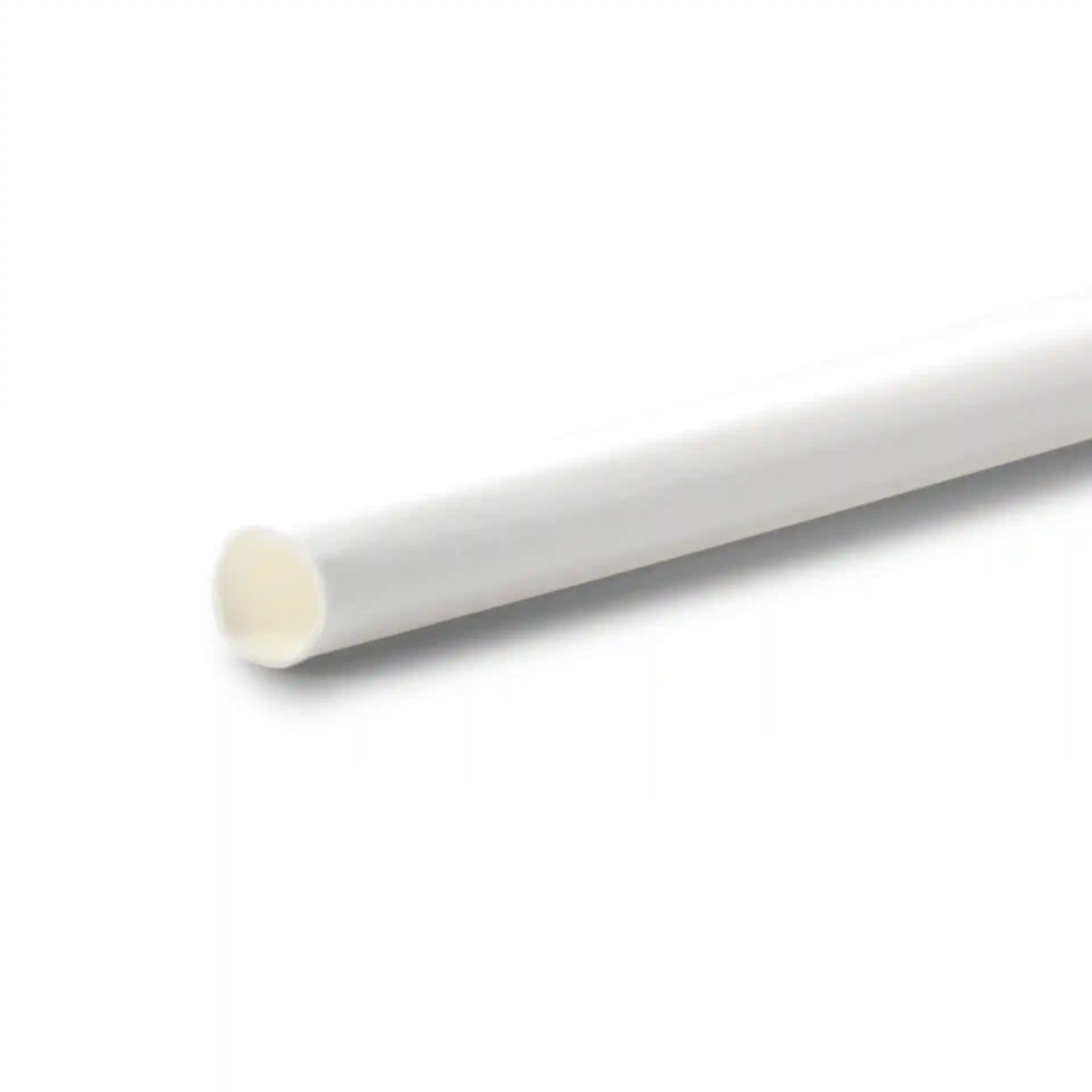 Weißer Papierstrohhalm, 20 cm lang und 0,5 cm im Durchmesser, mit glatter Oberfläche und offenem Ende.