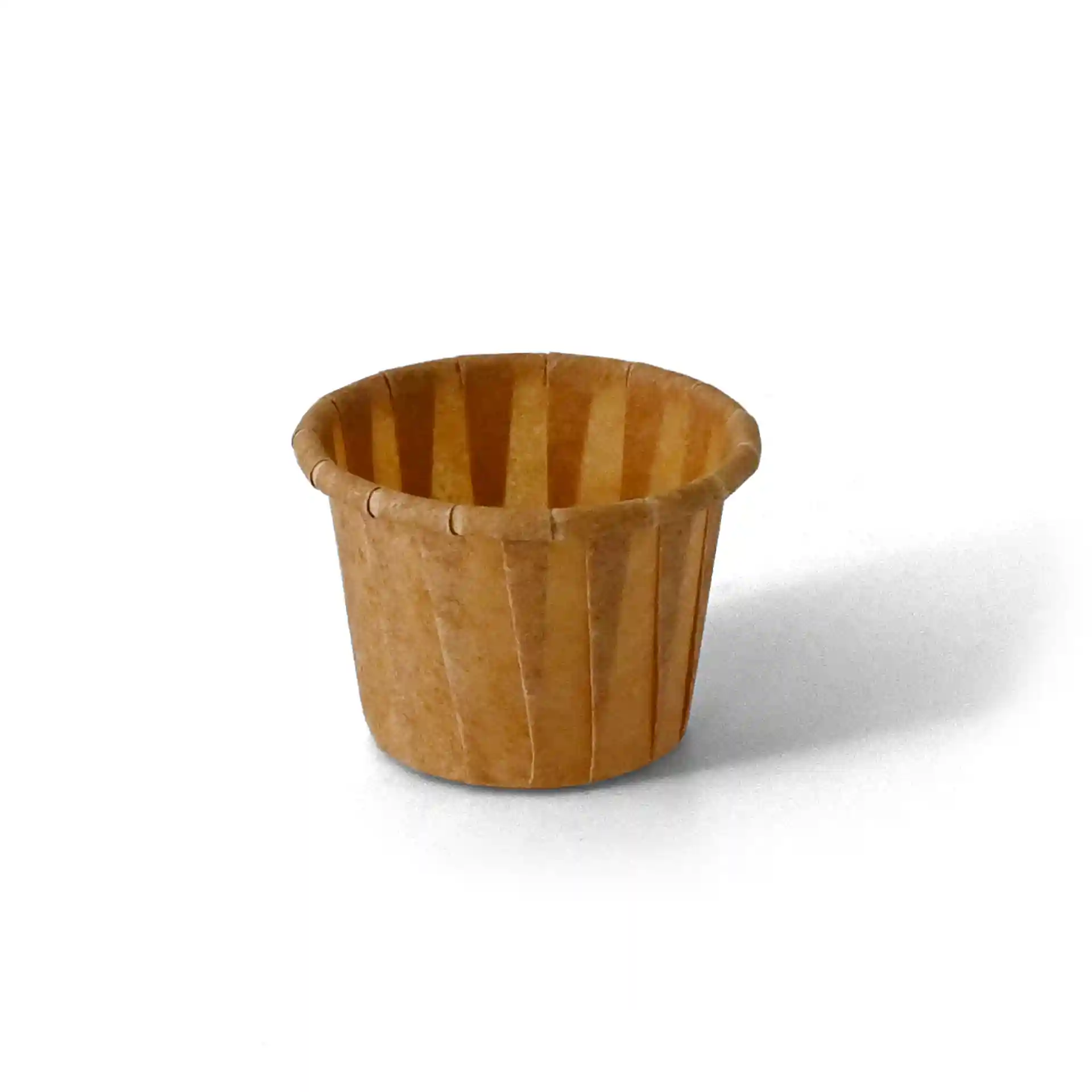 Brauner Becher mit einer Höhe von 25 mm und einem oberen Durchmesser von 36 mm, fasst 15 ml.