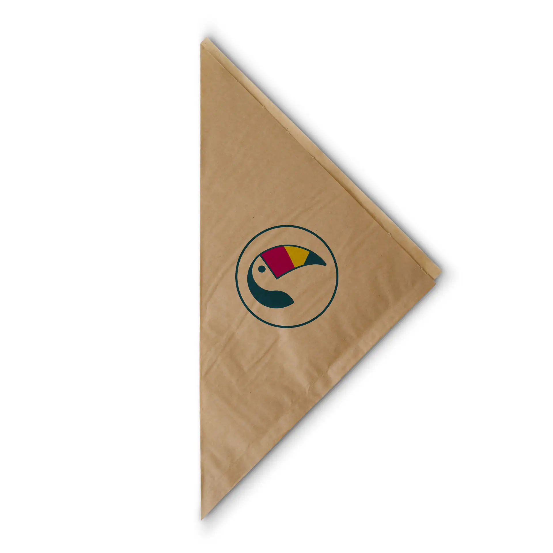 Brauner Papiertrapezbeutel mit einem runden Logo, das einen stilisierten Tukan zeigt; geeignet für Pommes und Snacks.