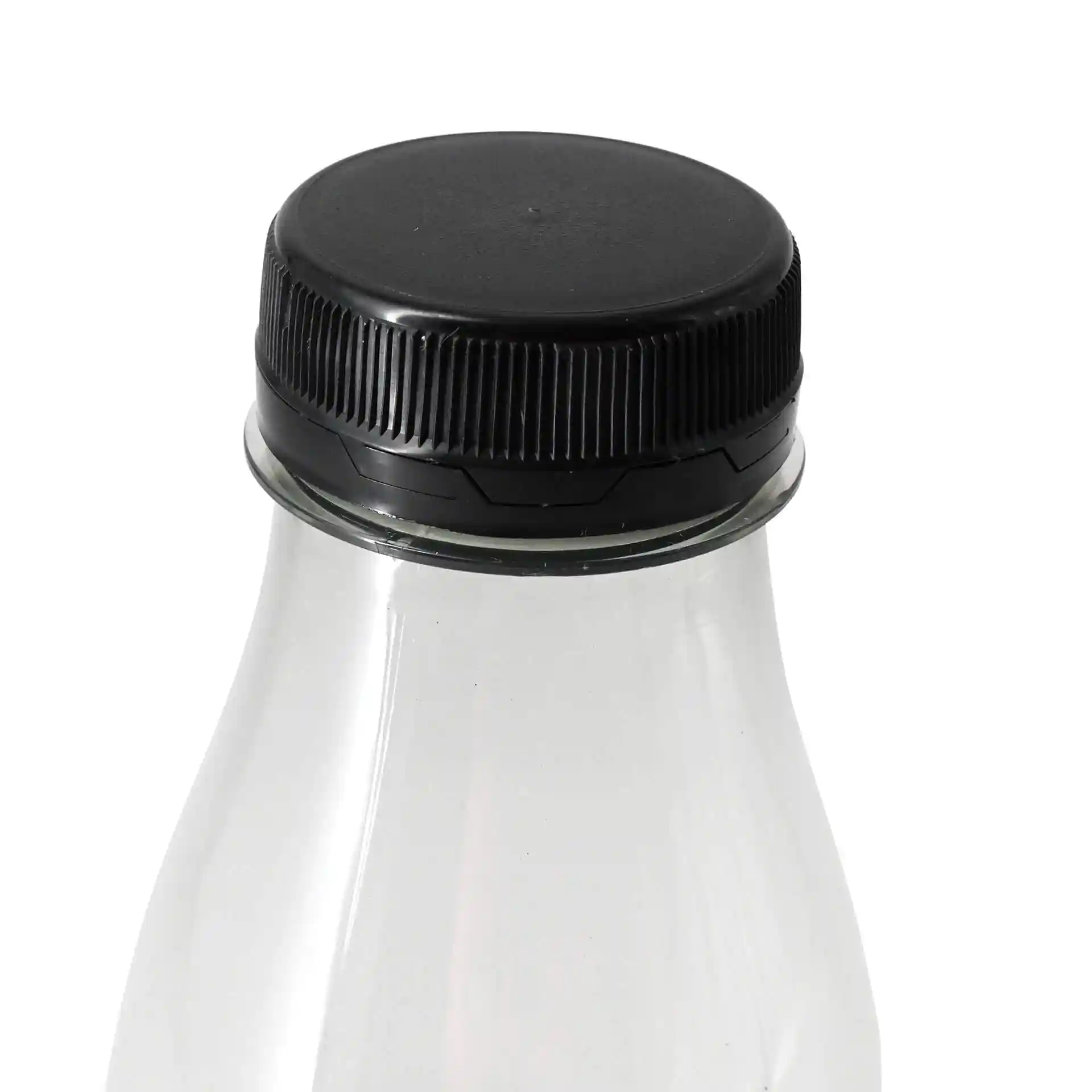 Klare rPET-Flasche mit schwarzem Schraubverschluss, zeigt den oberen Teil und den Hals der Flasche.