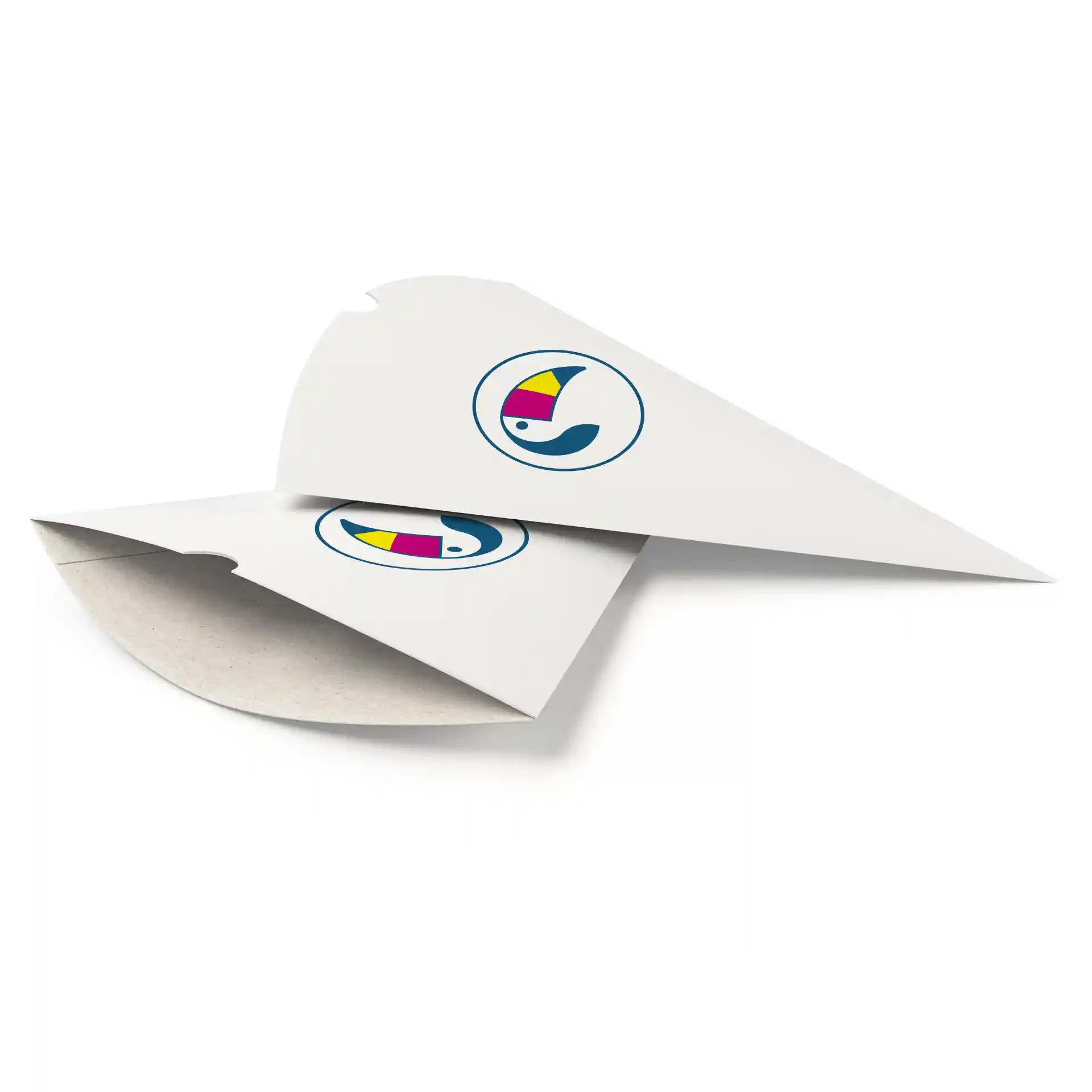 Weißer Snackbecher mit einem runden Logo, das einen Fisch und ein buntes Hutdesign zeigt.