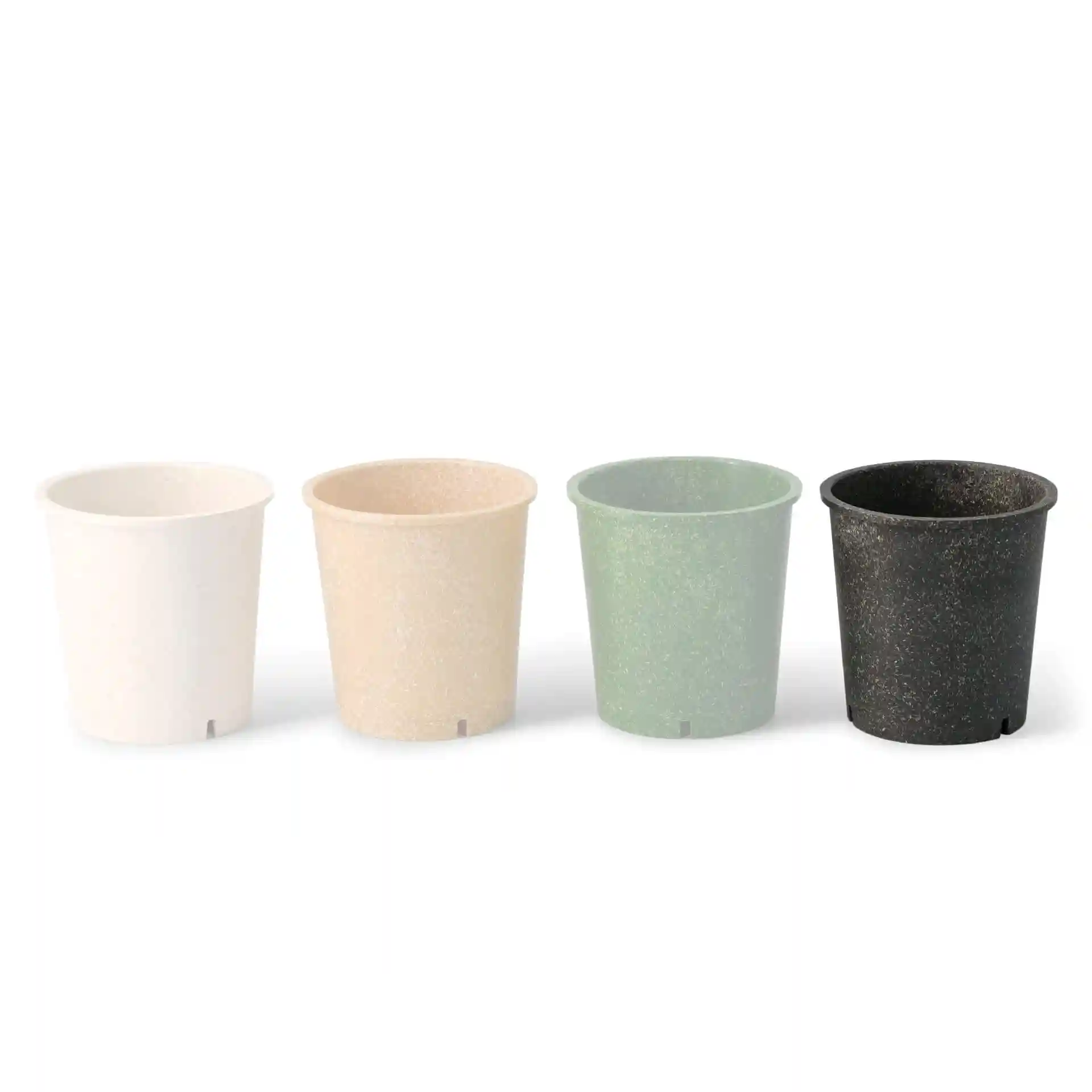 Vier wiederverwendbare Becher in Weiß, Beige, Grün und Schwarz, jeweils rund mit einem Abflussloch am Boden.