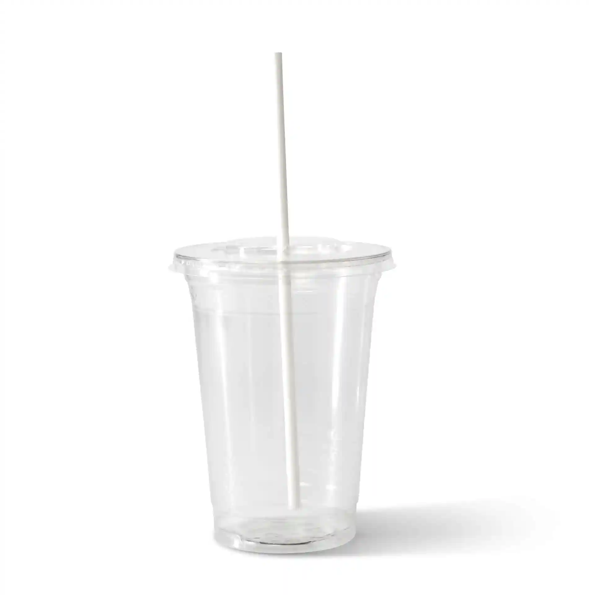 Klarer Plastikbecher mit einem weißen Papierstrohhalm, auf einem schlichten Hintergrund.