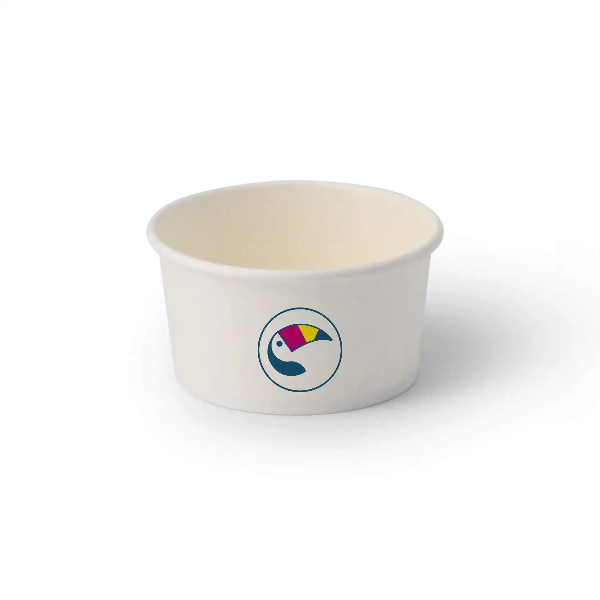 Runder weißer Eiskrem-Becher aus Karton mit buntem Logo an der Seite. Füllmenge 150 ml.