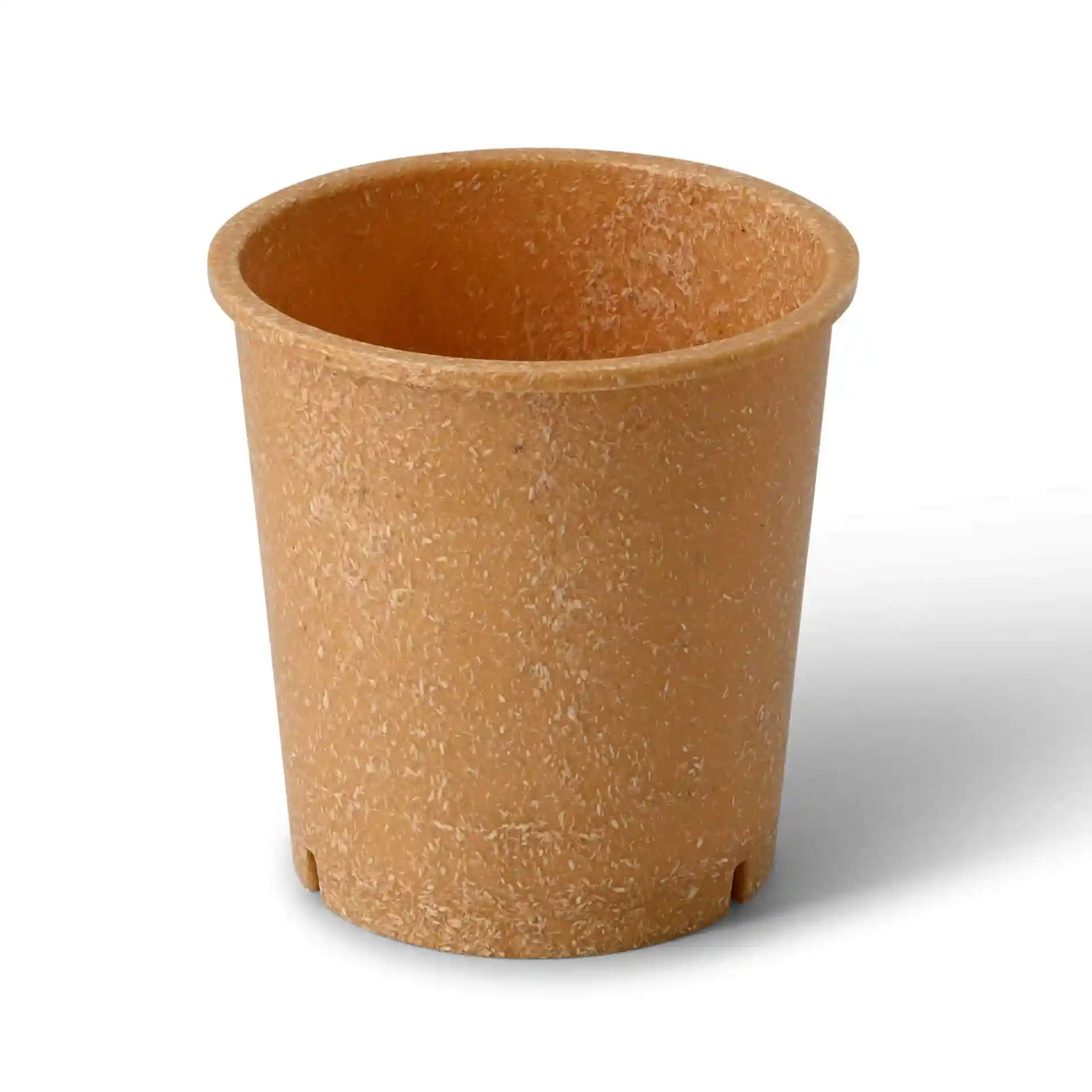 Brauner wiederverwendbarer Becher aus Bio-Verbundstoff, 400 ml Fassungsvermögen, runde Form und ohne Beschichtung.