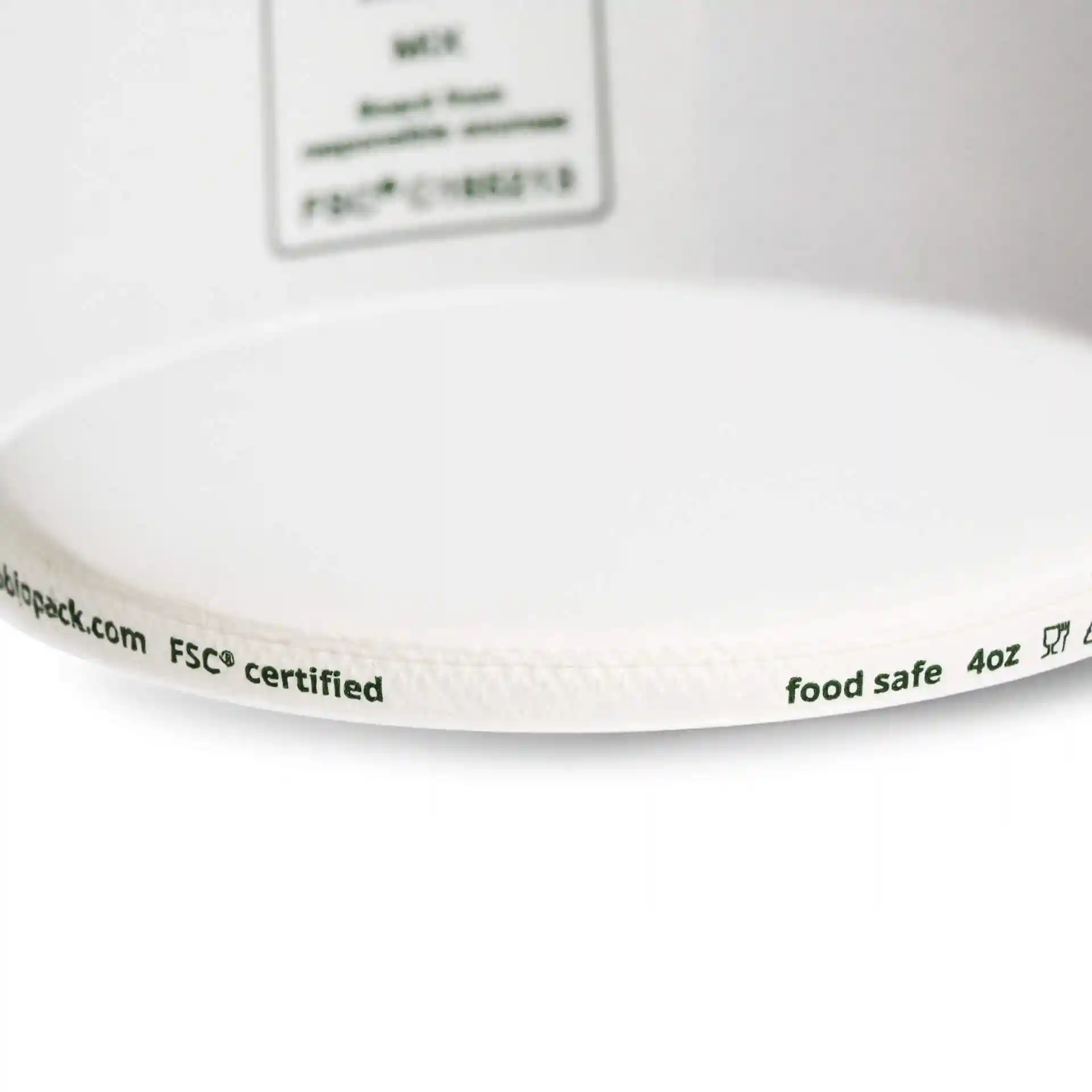 Weißer Becher für Eiscreme mit einem Durchmesser von 92 mm, mit Markierungen für Lebensmittelsicherheit und Volumen am Rand.