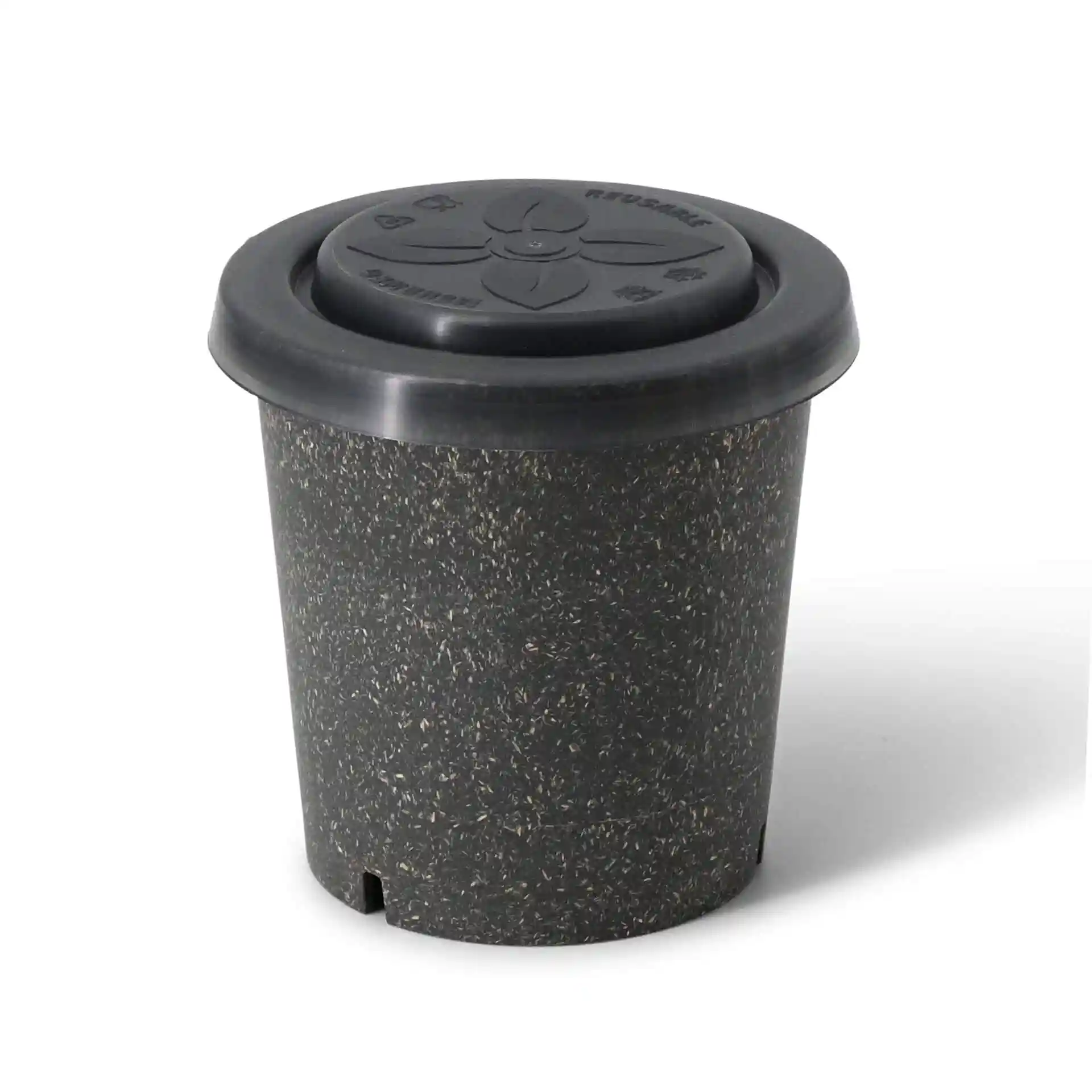 Round reusable cup in grey bio compound, 400 ml capacity, with a black lid featuring a floral design on top.