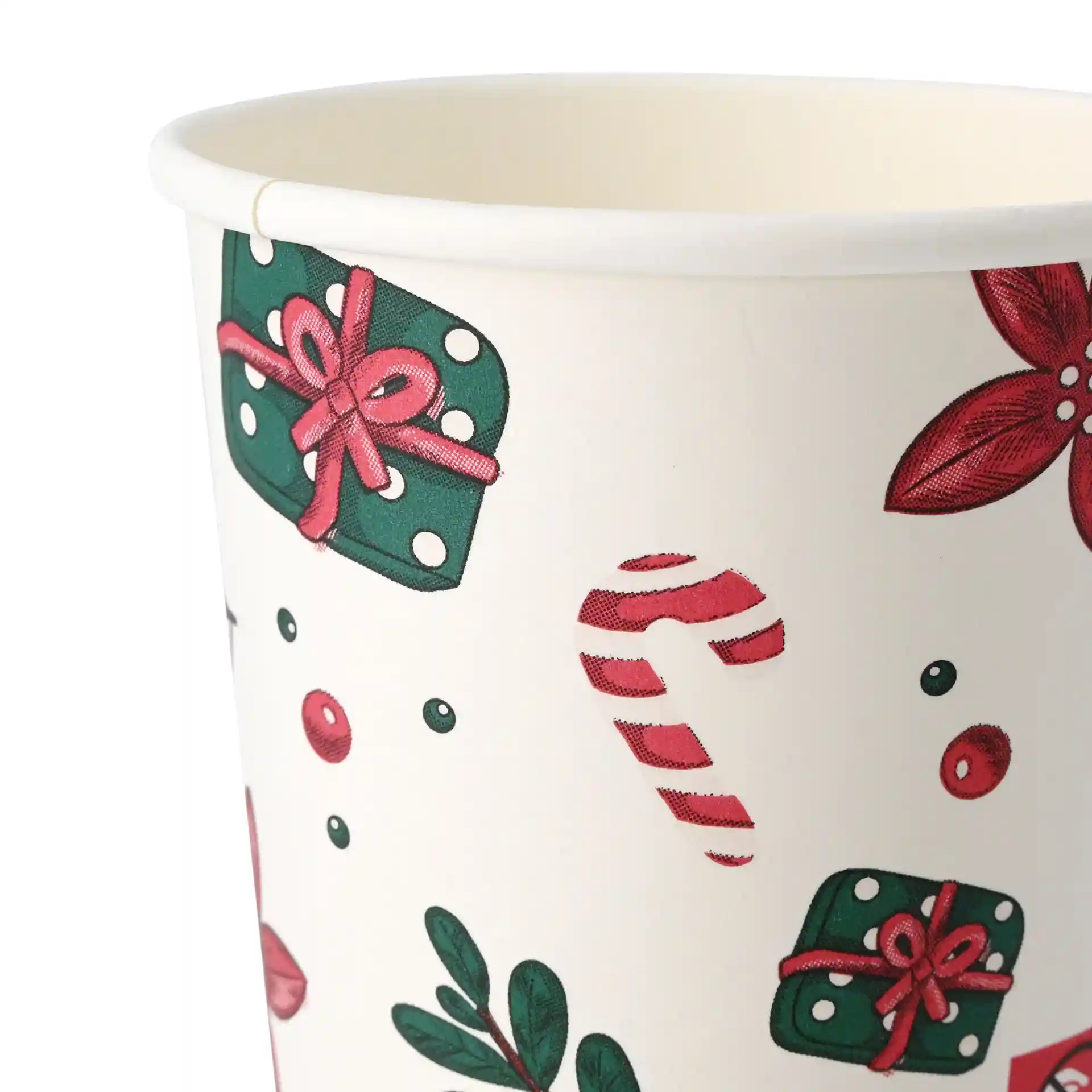 Doppelwandiger Becher mit Winterdesign, Geschenken, Zuckerstangen und Blättern auf weißem Hintergrund.