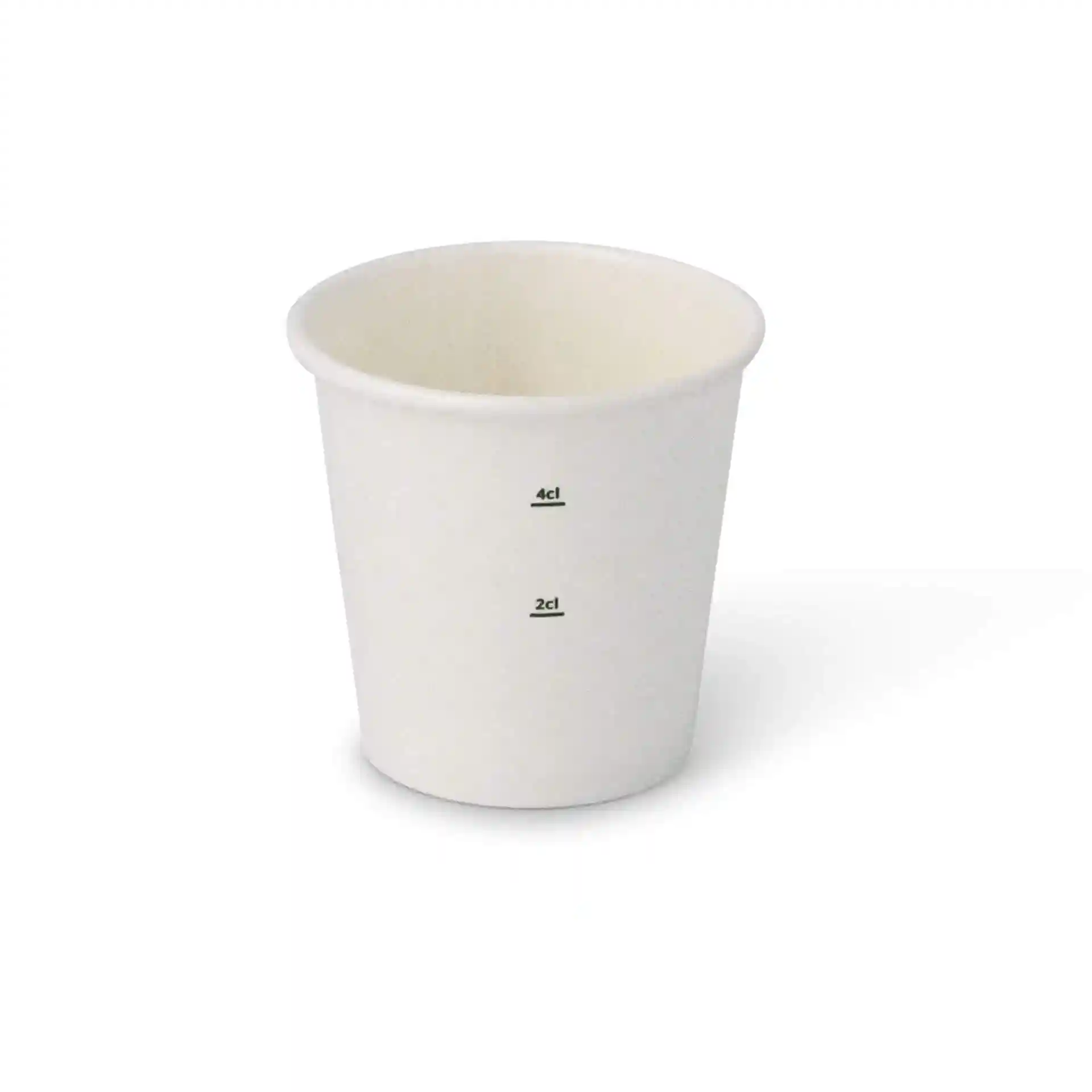 Weißer Becher aus Pappe mit Messmarkierungen für 2 cl und 4 cl, runde Form.