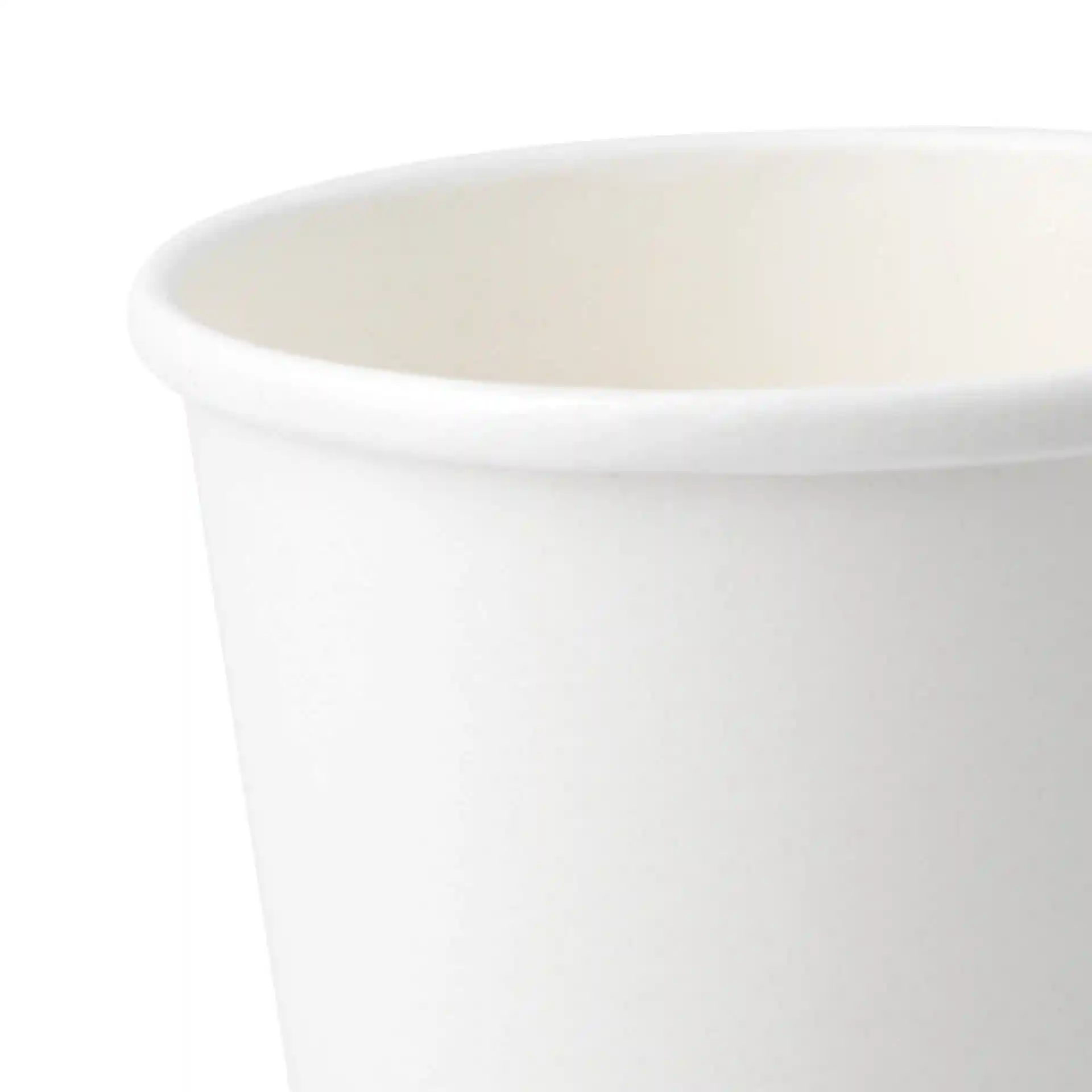 Weißer Becher für Eiscreme in runder Form, zeigt den oberen Rand und die innere Oberfläche.
