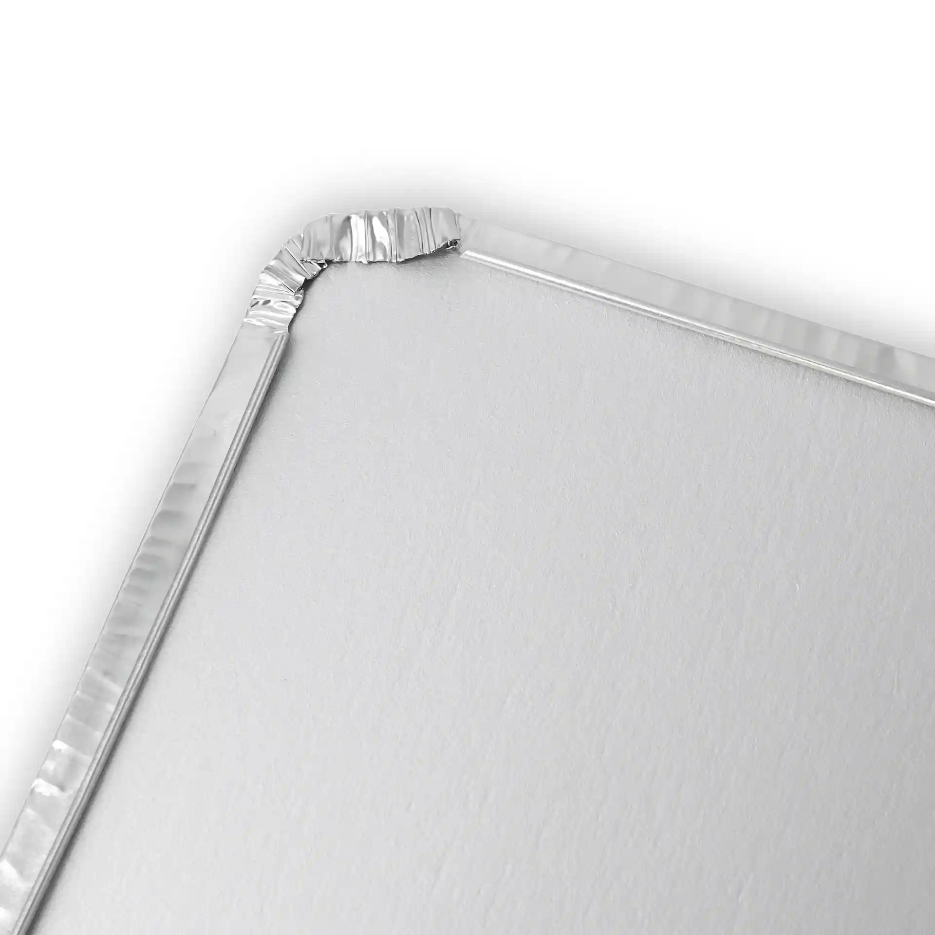 Aluminium-Pappdeckel in rechteckiger Form mit einer gefalteten Kante an einer Ecke.