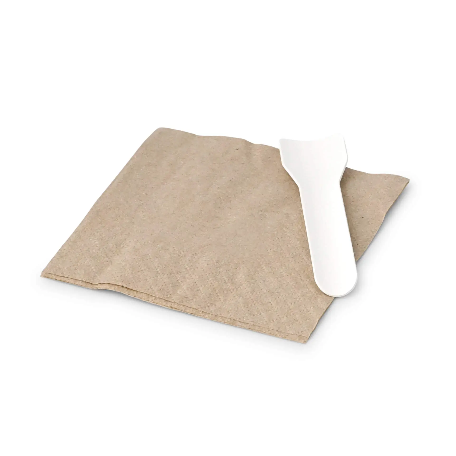 Braune recycelte Papierserviette mit einem weißen Plastikmesser darauf, beides auf einem schlichten Hintergrund.