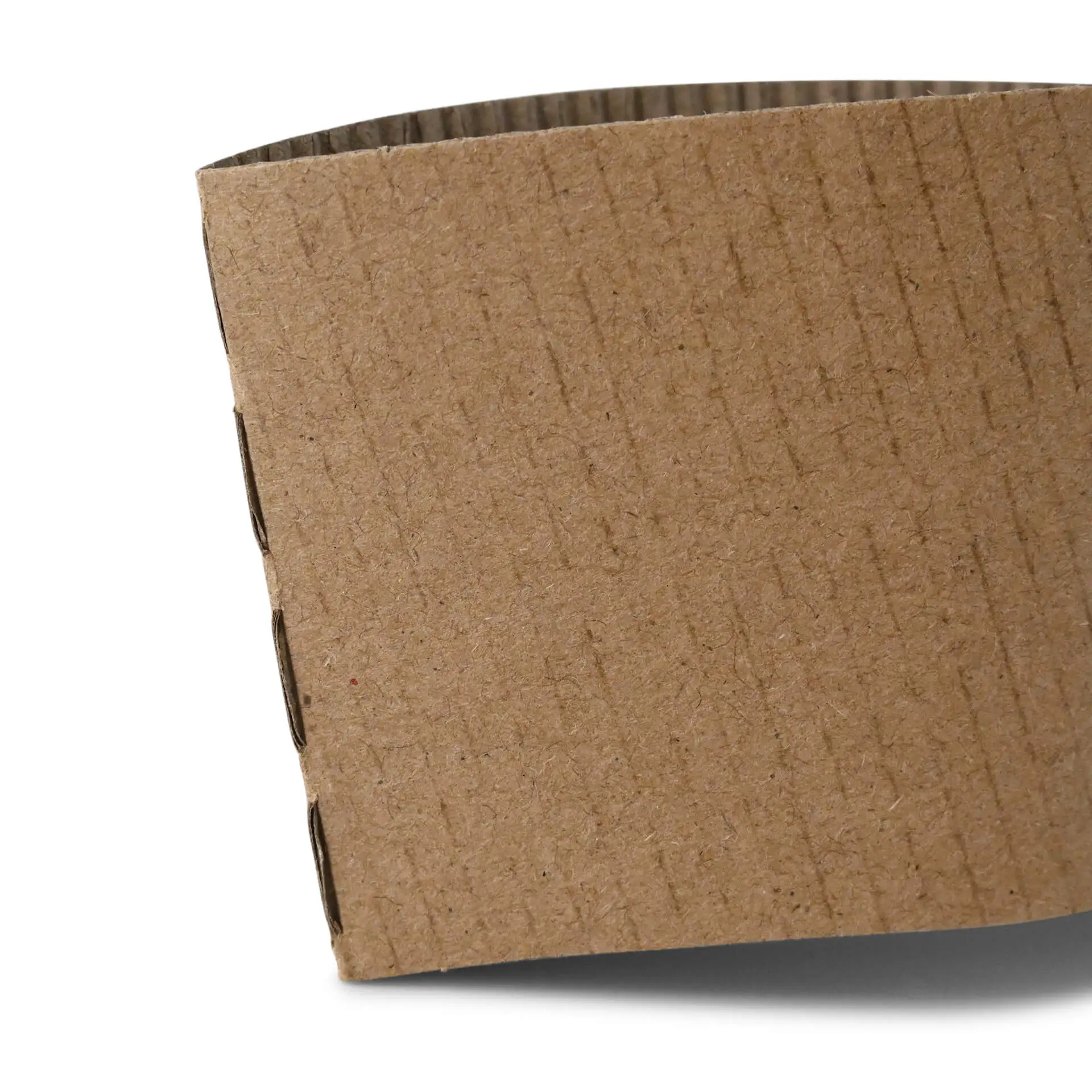 Brauner Kartonbecher-Sleeve für 300/400/500 ml Papierbecher, mit strukturierter Oberfläche und abgerundetem Rand.