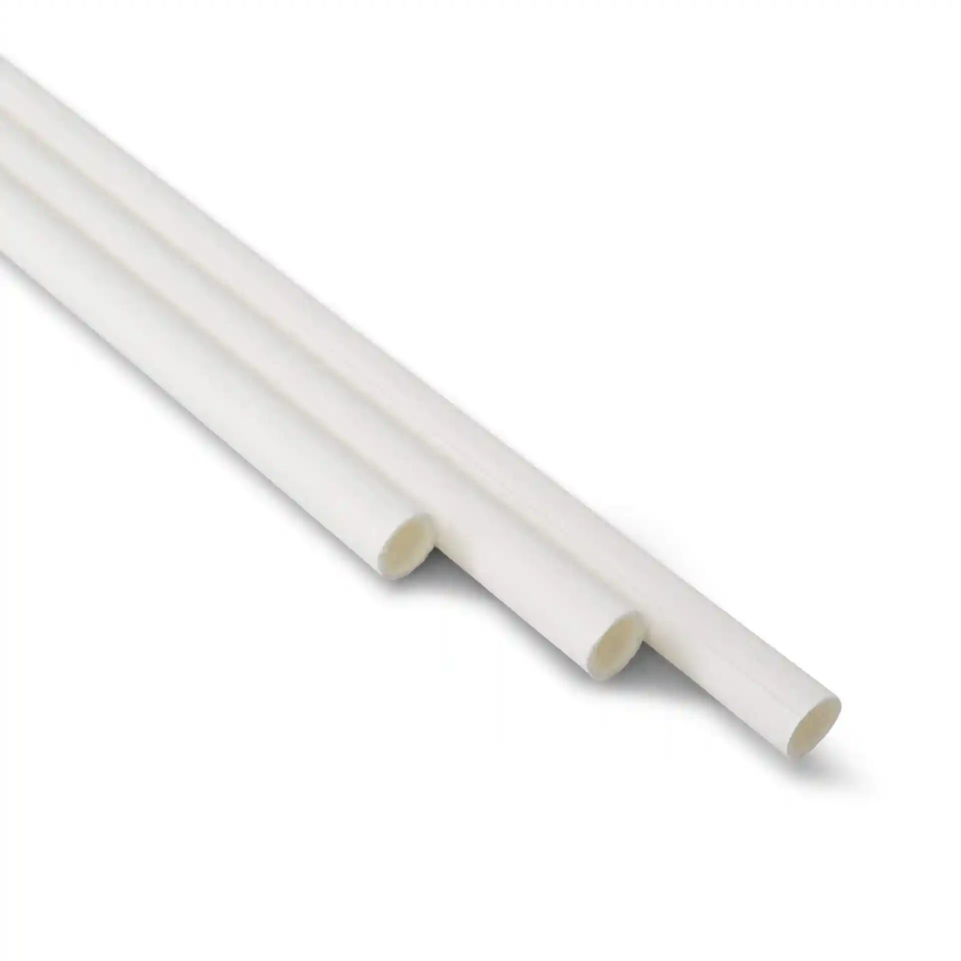 Weiße Papierstrohhalme, 20 cm lang und 0,5 cm im Durchmesser, in einer Reihe auf einem schlichten Hintergrund angeordnet.