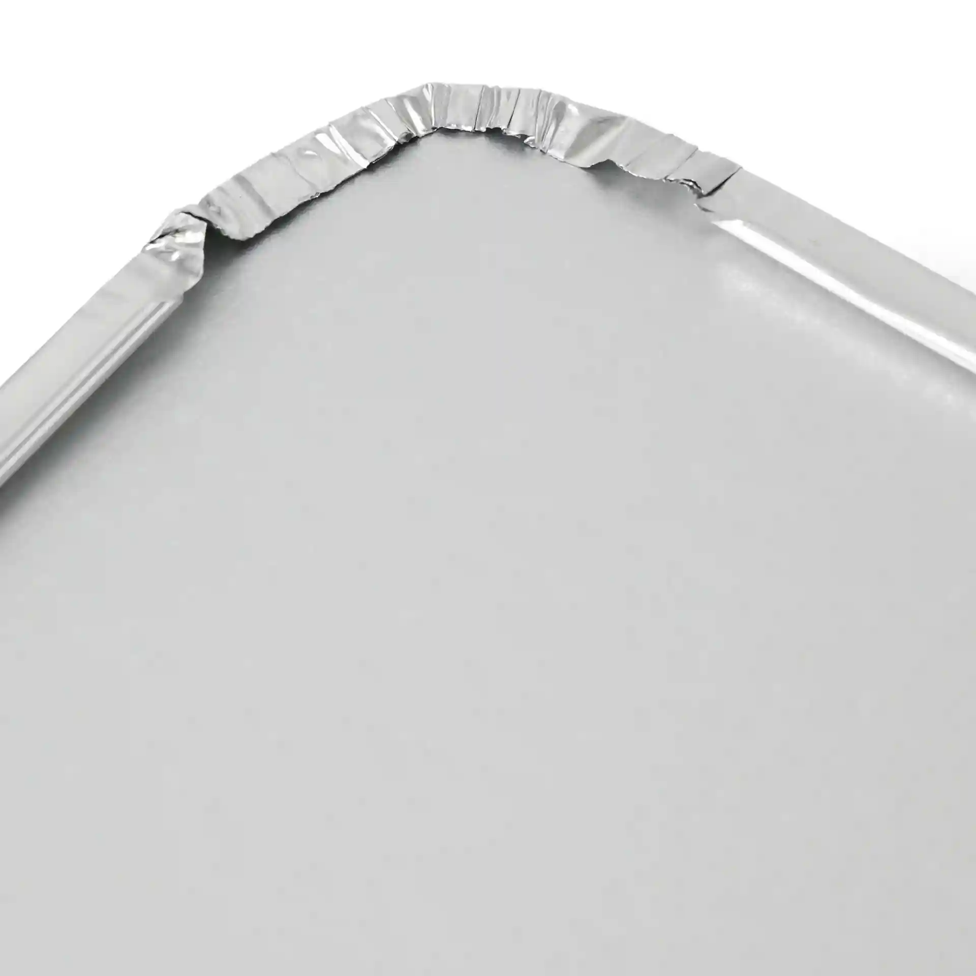 Nahaufnahme eines rechteckigen Aluminiumkartondeckels mit gewelltem Rand, entworfen für einen 650 ml Behälter.