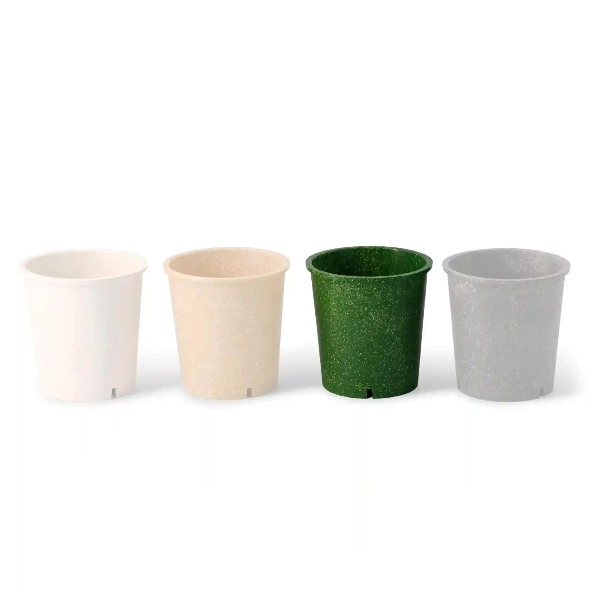 Vier wiederverwendbare Becher in Weiß, Beige, Dunkelgrün und Grau, von links nach rechts auf einem weißen Hintergrund angeordnet.