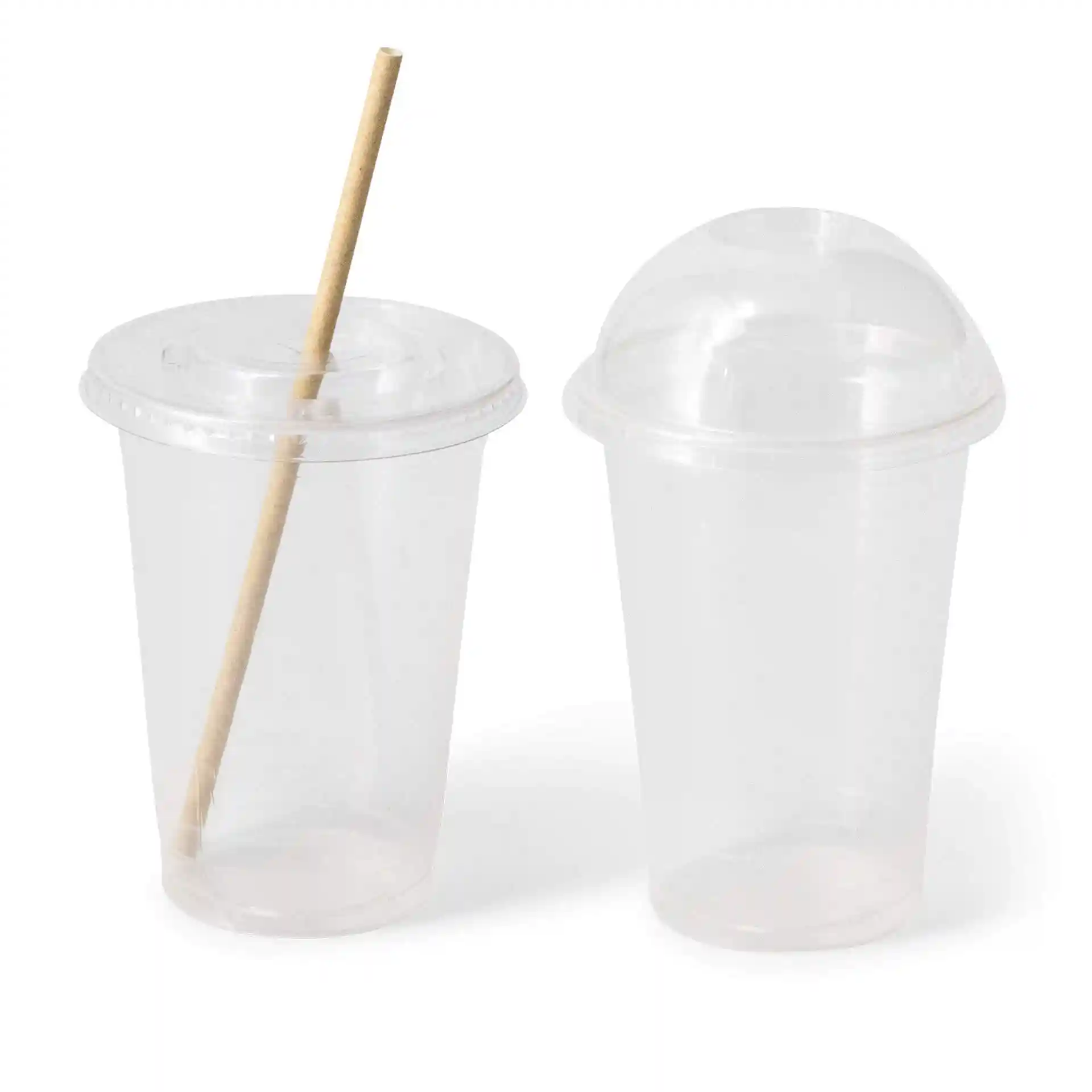 Transparente 16 oz Plastikbecher mit einem Strohhalm, einer mit einem Kuppeldeckel und einer mit einem flachen Deckel.