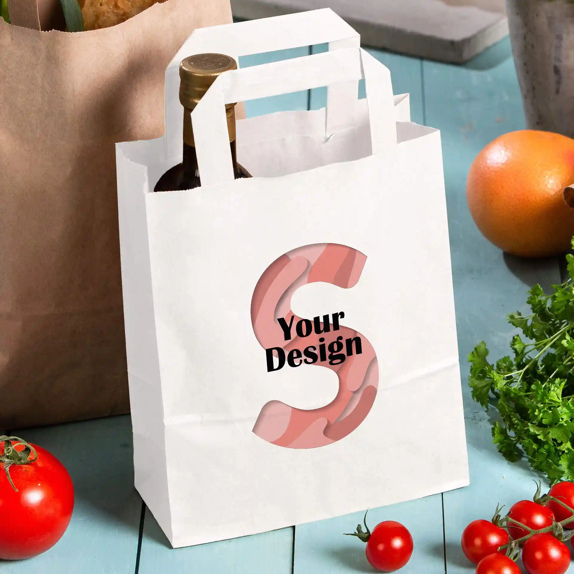 Weiße Tragetasche mit einem Design, das einen großen rosa Buchstaben 'S' und die Worte 'Dein Design' zeigt.