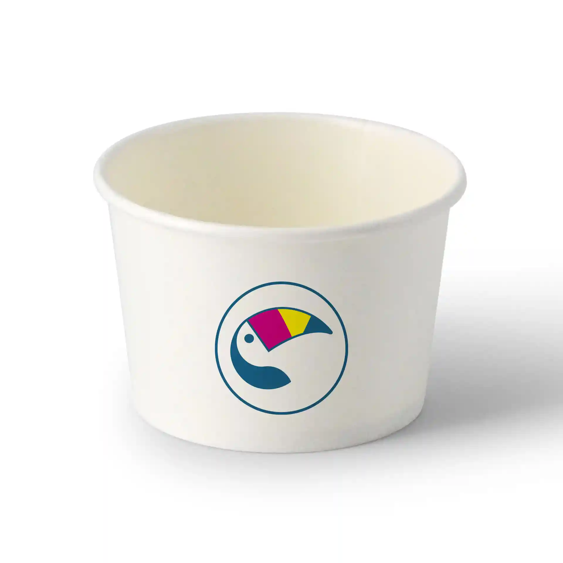 Weißer Pappbecher für Eiscreme in runder Form mit buntem Logo und Vogelmotiv.