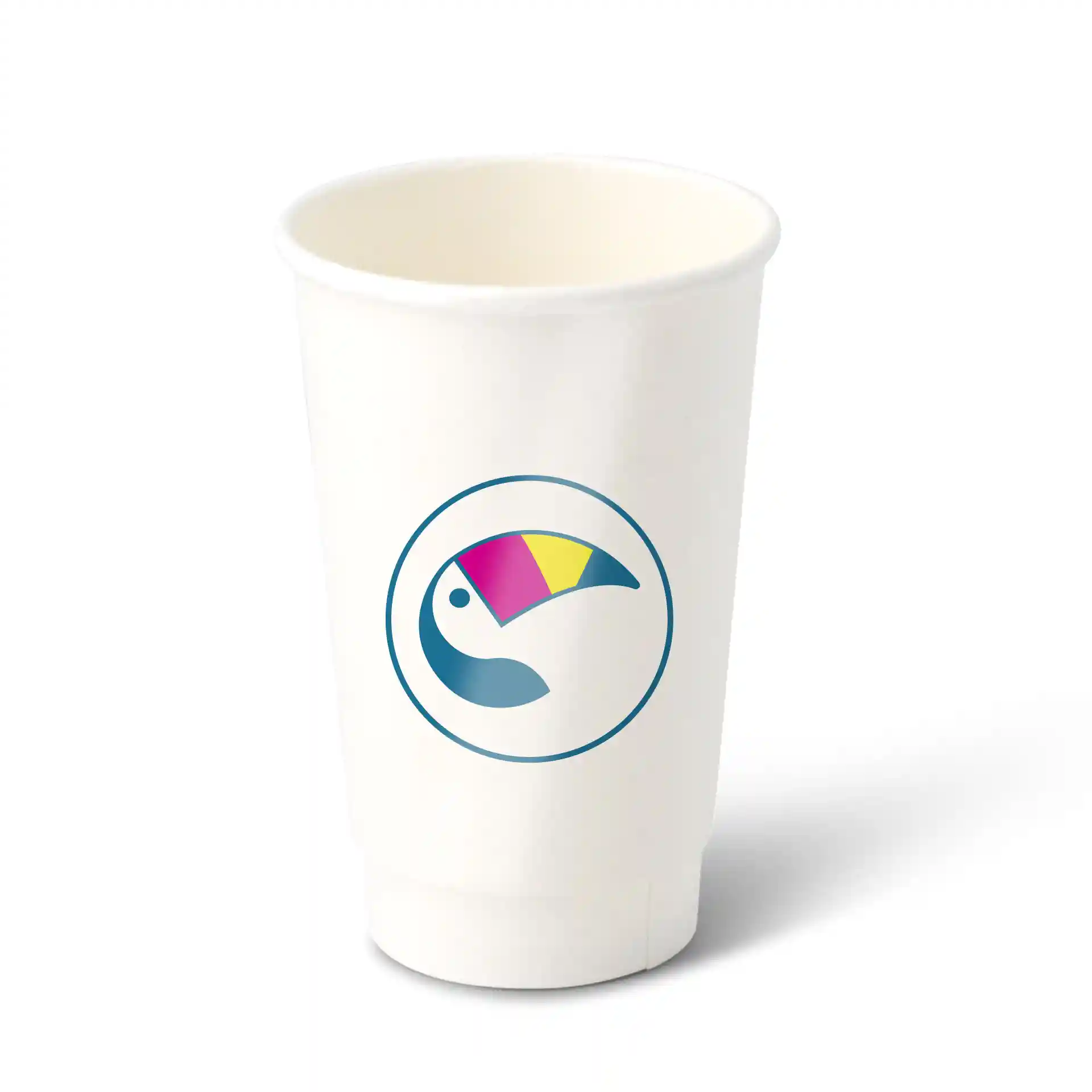 Weißer doppelwandiger Pappbecher mit einem runden Logo, das ein Vogeldesign in Blau, Pink und Gelb zeigt.
