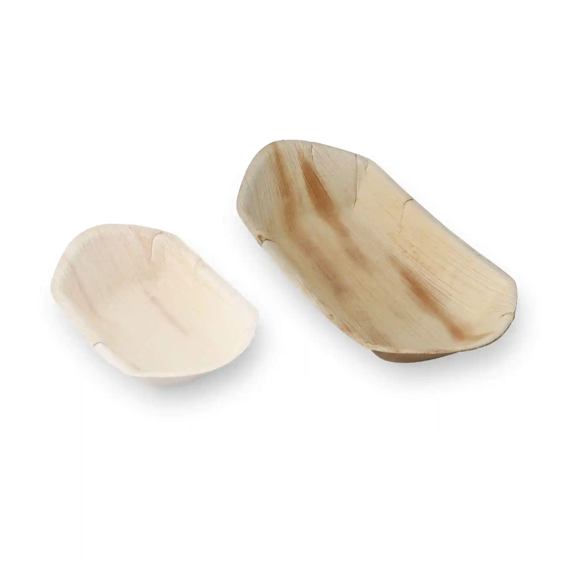 Zwei palmblattförmige Servierplatten, eine größer und eine kleiner, auf einem schlichten Hintergrund.