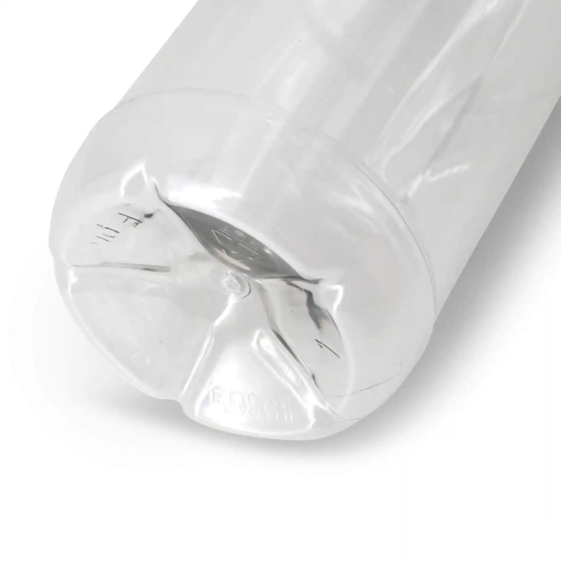 Transparente rPET-Flasche mit weißem Deckel, zeigt den Boden und die Messmarkierungen.